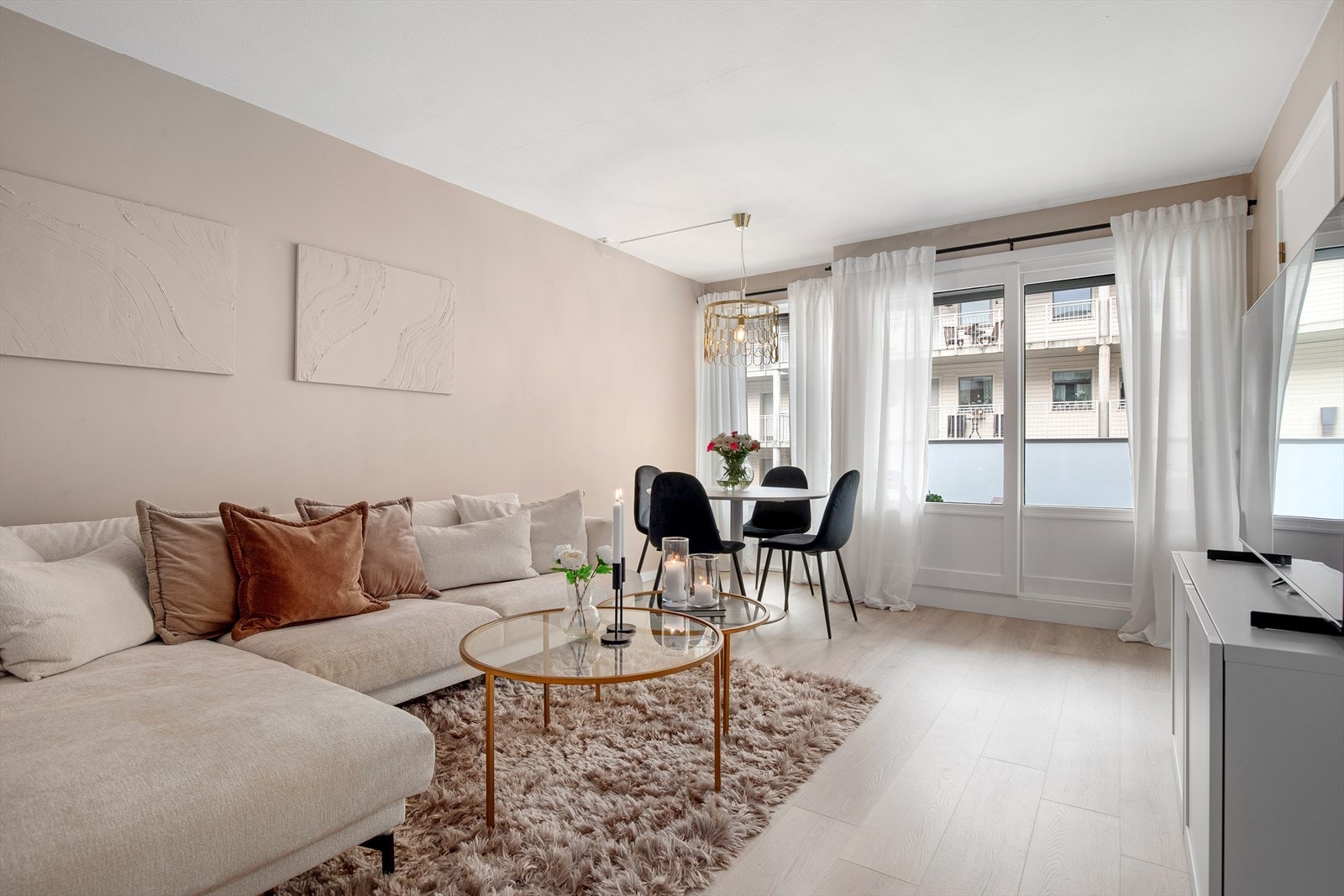 Lys og flott stue som er oppgradert i 2021 med nytt gulv og sparklet/malte vegger Galleribilde