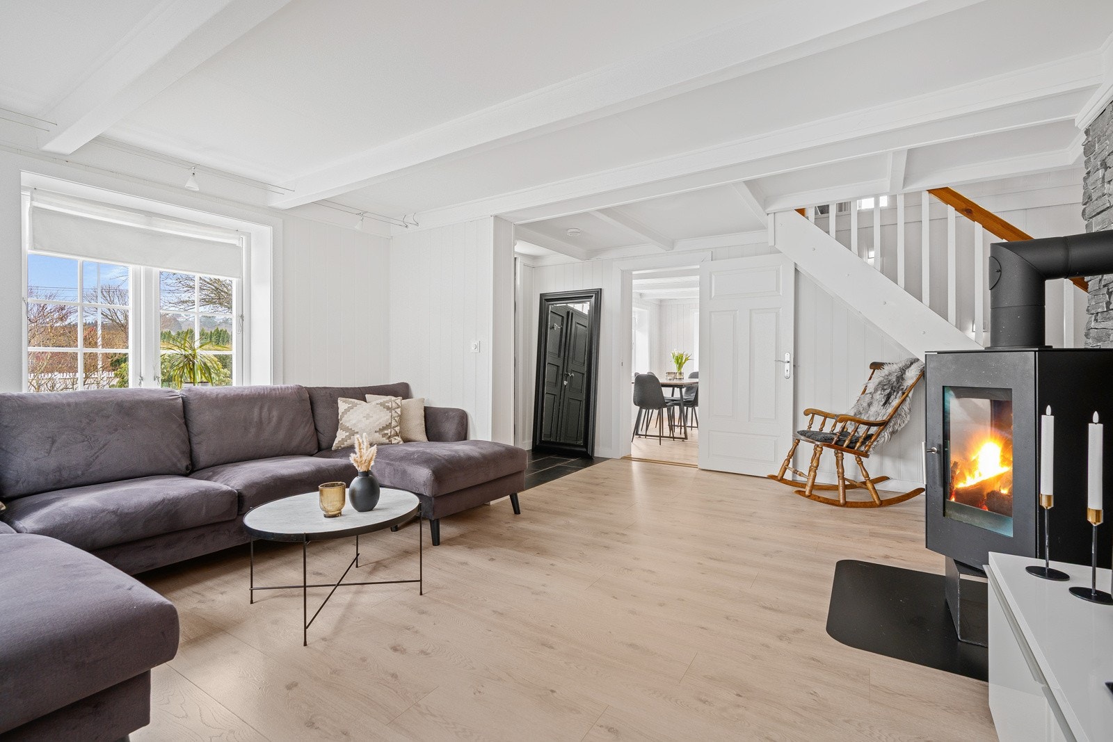 Koselig stue med både varmepumpe og vedovn Galleribilde