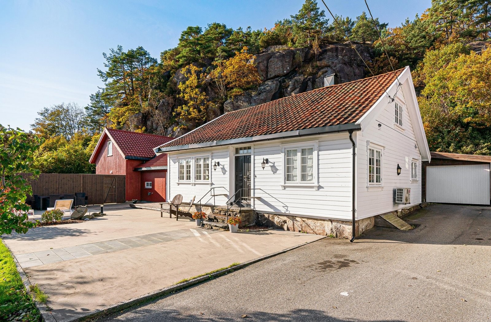 God parkering i asfaltert gårdstun og garasje - to elbilladere Galleribilde