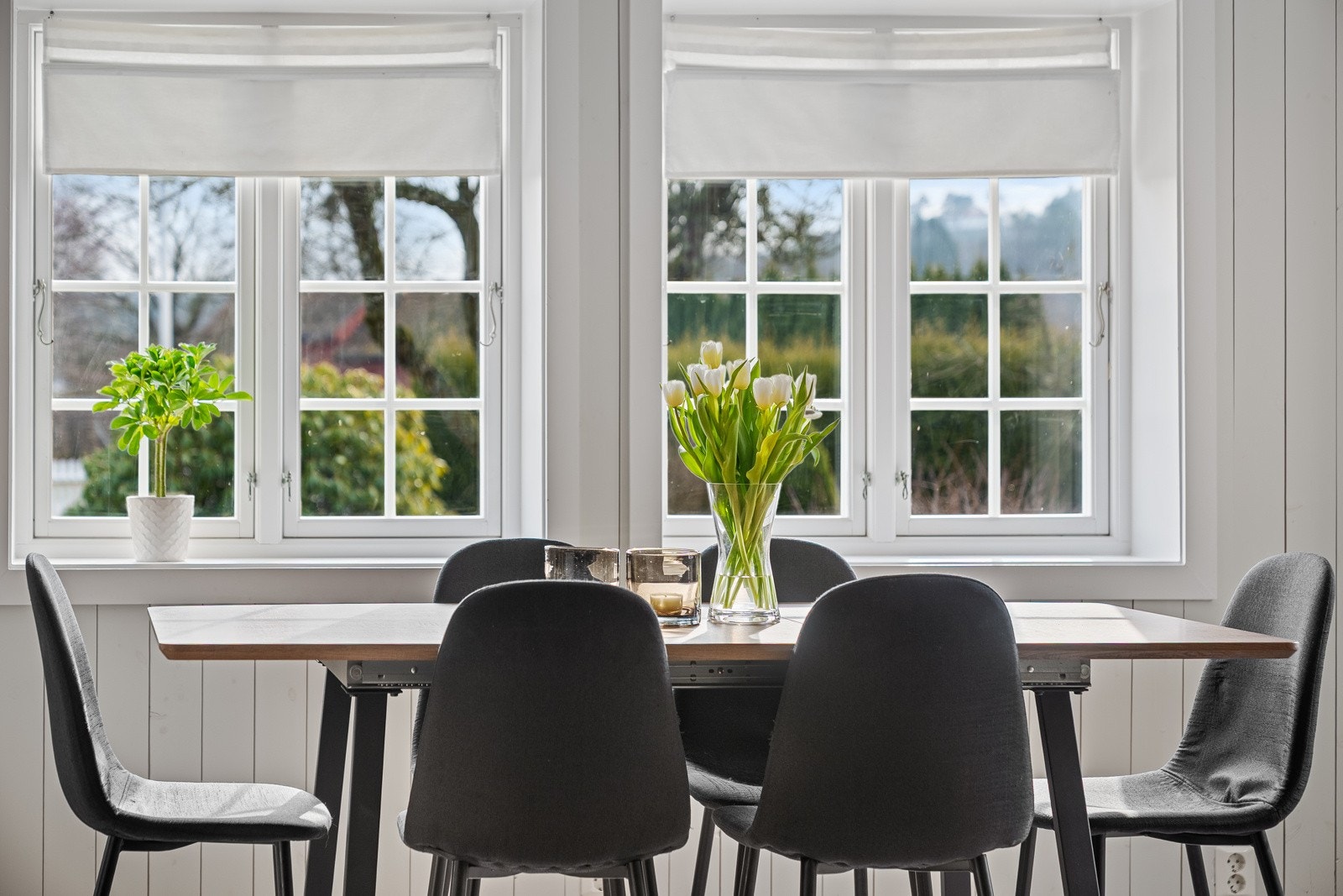 God plass til spisebord ved kjøkkenet Galleribilde