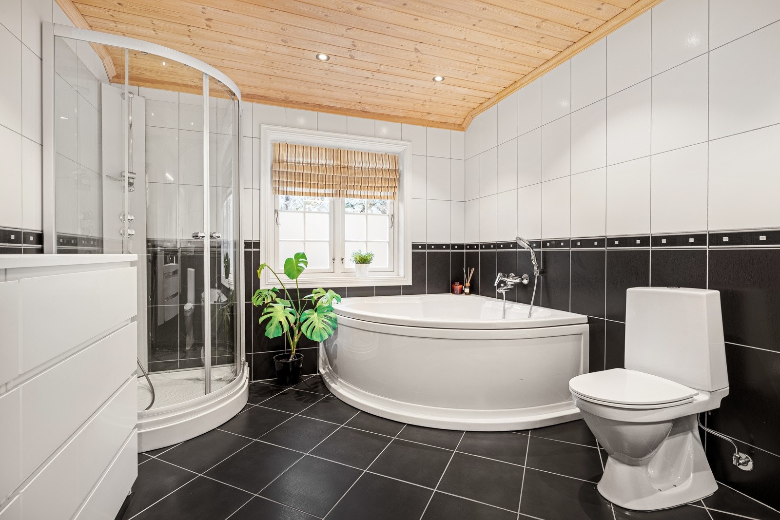 Bad med både dusj og hjørnekar Galleribilde