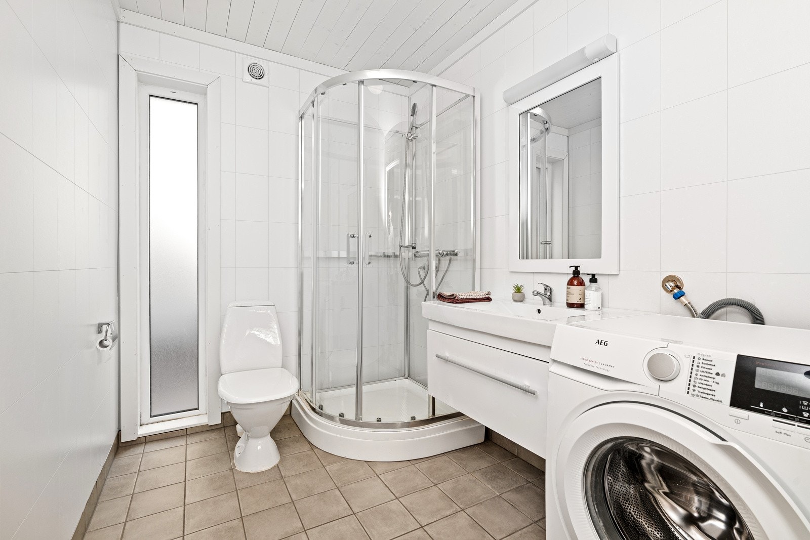 Praktikantdel - bad med dusj og opplegg til vaskemaskin Galleribilde