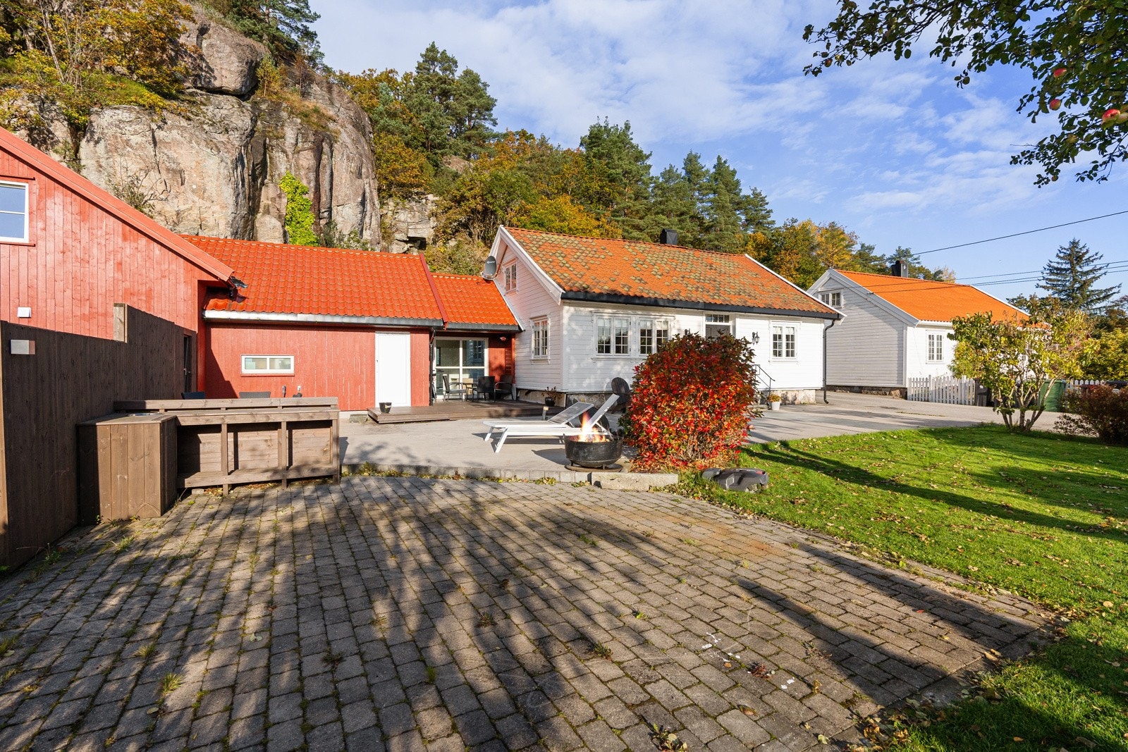 Nydelig uteområde med flere sitteområder Galleribilde