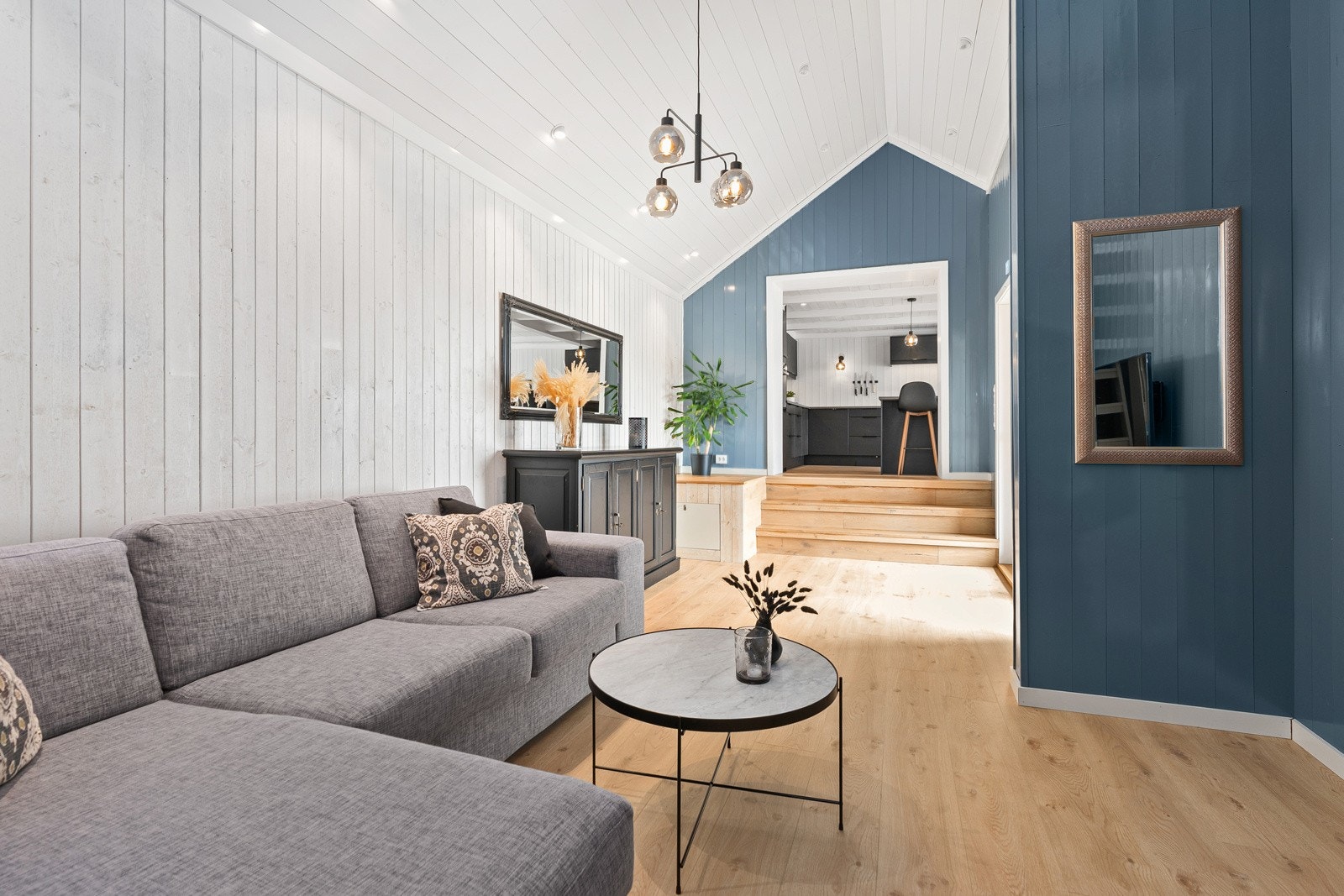 Stue i tilbygg med god takhøyde og skyvedør til uteplass. Galleribilde