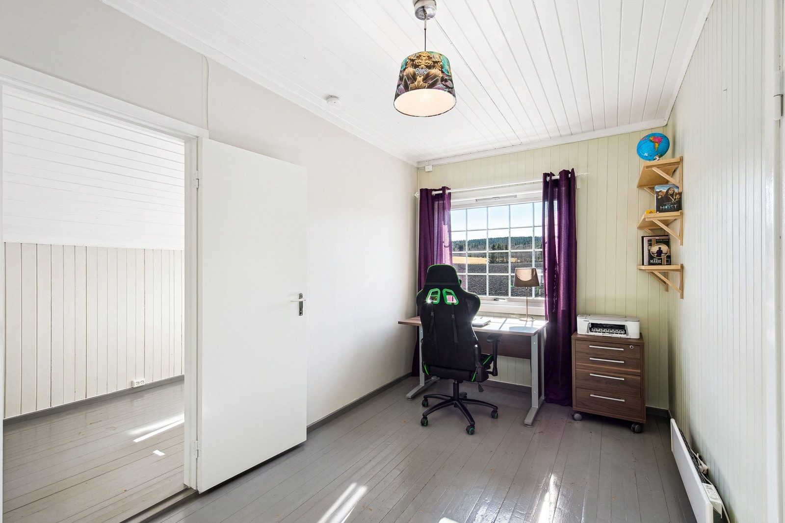 Soverom 2 innredet som kontor. Galleribilde