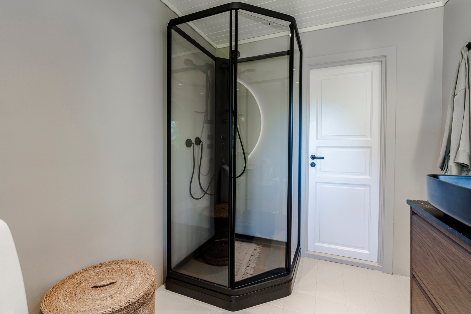 Det er montert dusjkabinett med direkte avrenning til sluk. Galleribilde