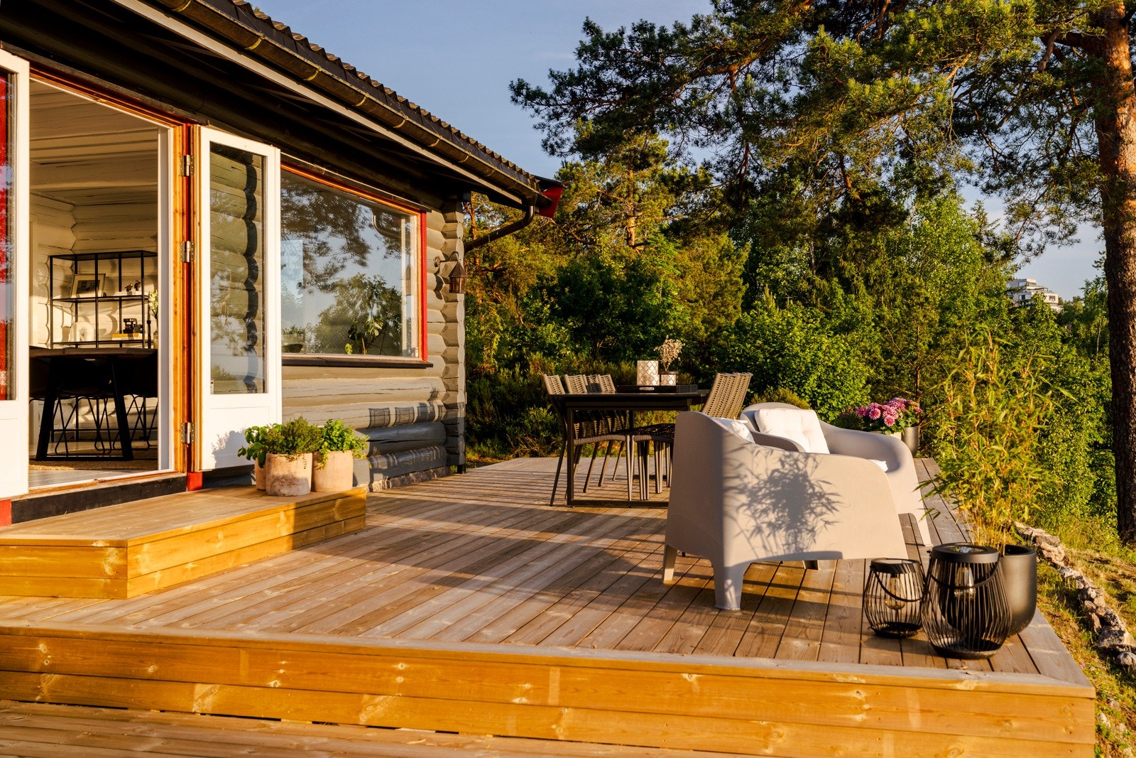 Uteområdet er naturlig delt inn i soner - med god plass til både spisebord og loungegruppe. Galleribilde