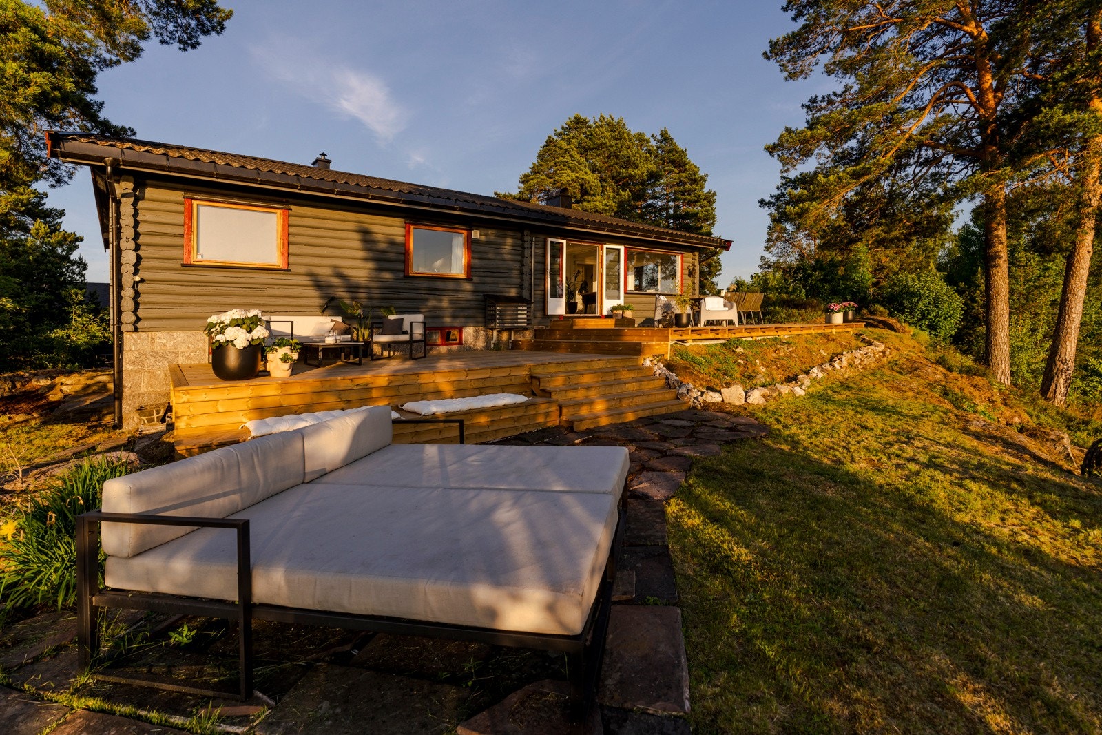 Tomten er omkranset av vakker natur og plen, og gir rom for kreativ utfoldelse for den hageinteresserte. Galleribilde