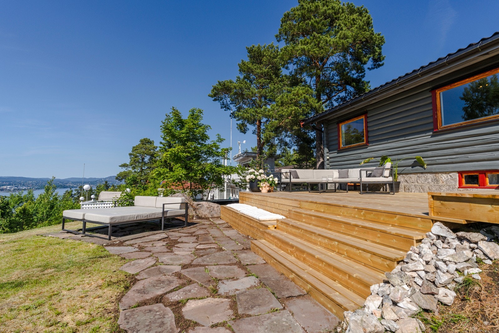 Her bor man med kort vei til sjø, badestrender, turstier og flotte rekreasjonsområder - alt innenfor gang- og sykkelavstand. Galleribilde