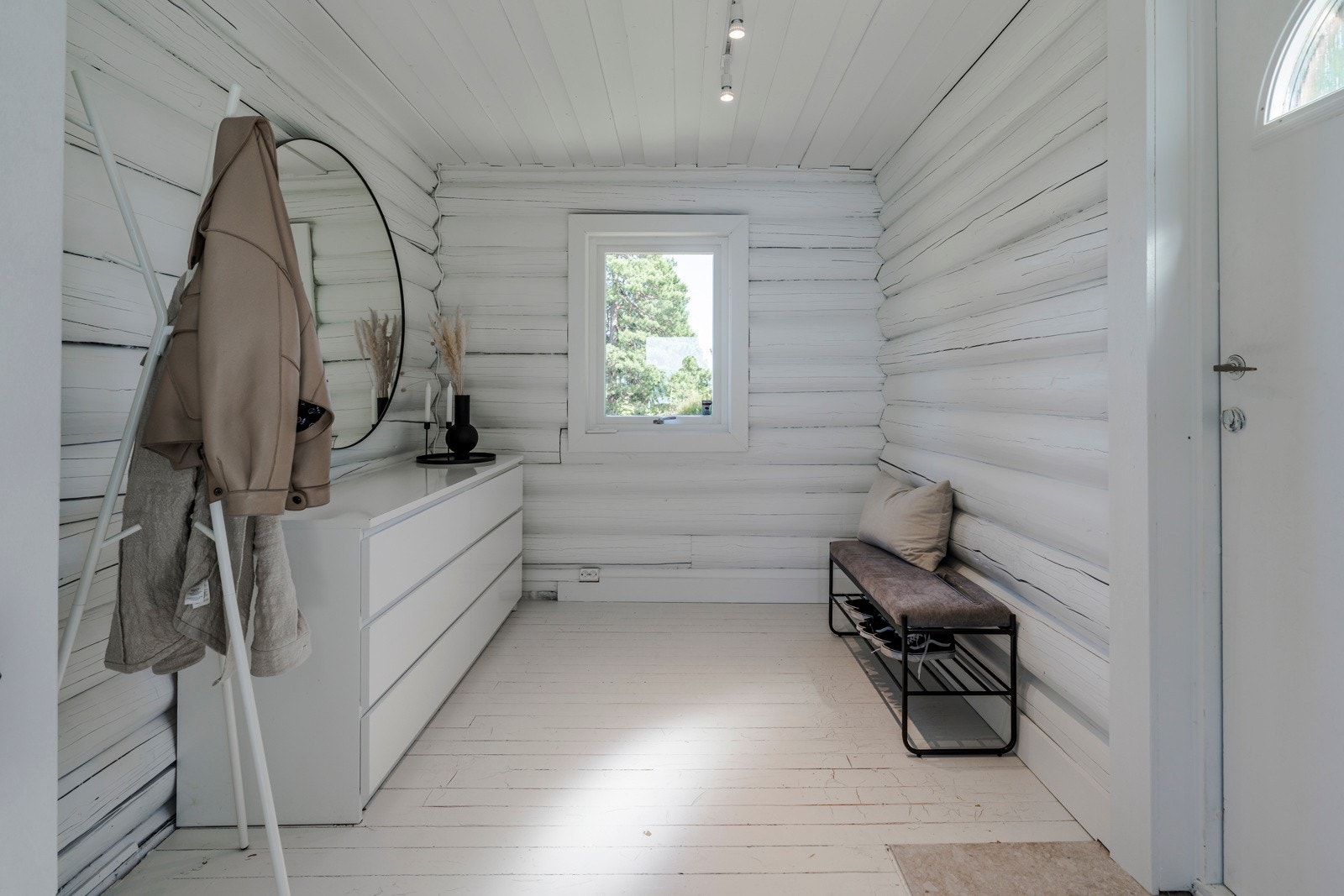 Du ønskes velkommen inn til en innbydende og romslig entré med god garderobeplass til yttertøy og sko. Galleribilde