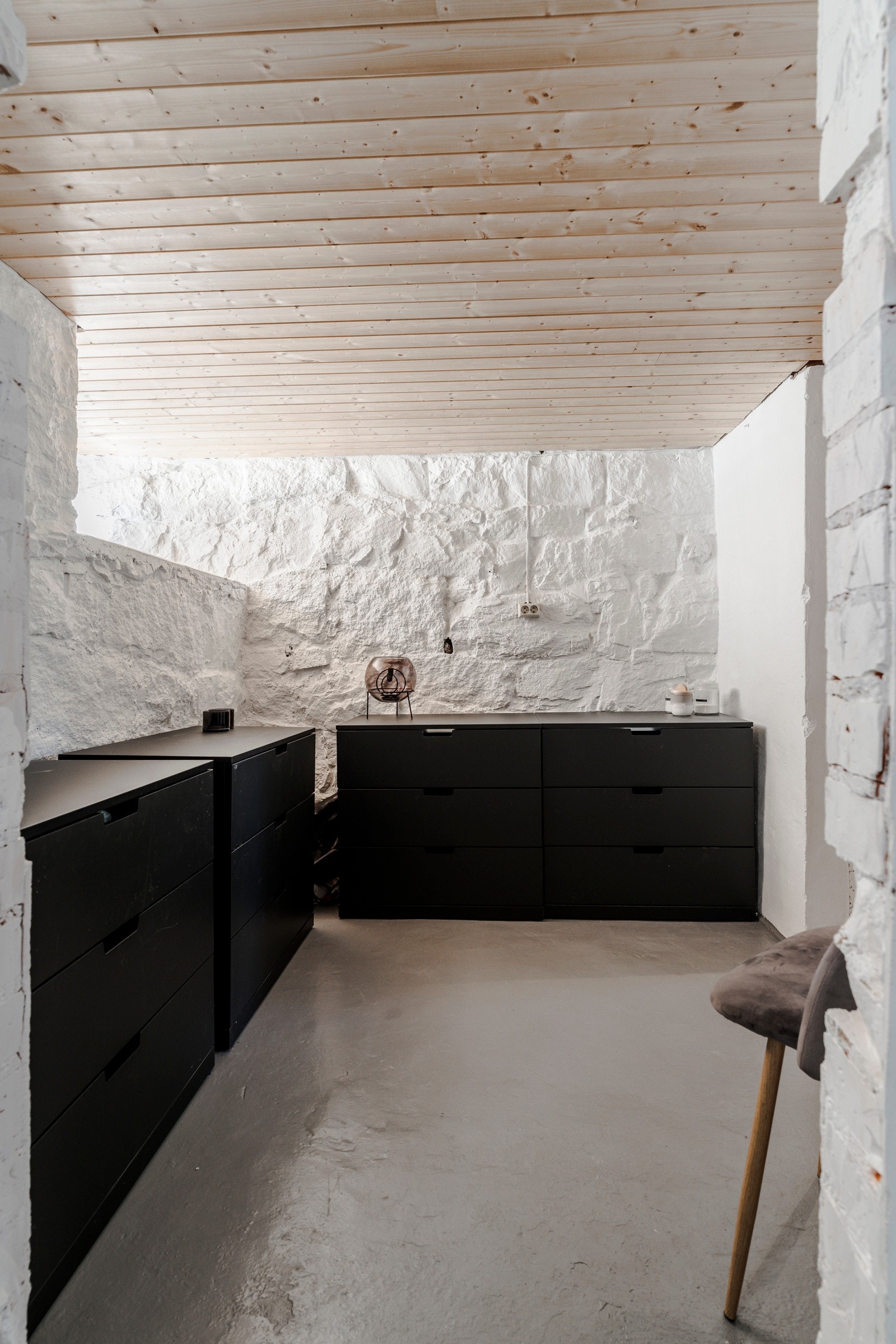 Etasjen byr på rikelig med lagringsplass, perfekt for å holde god orden. Ønsker du å realisere drømmen om en egen vinkjeller, ligger forholdene til rette for det her. Galleribilde