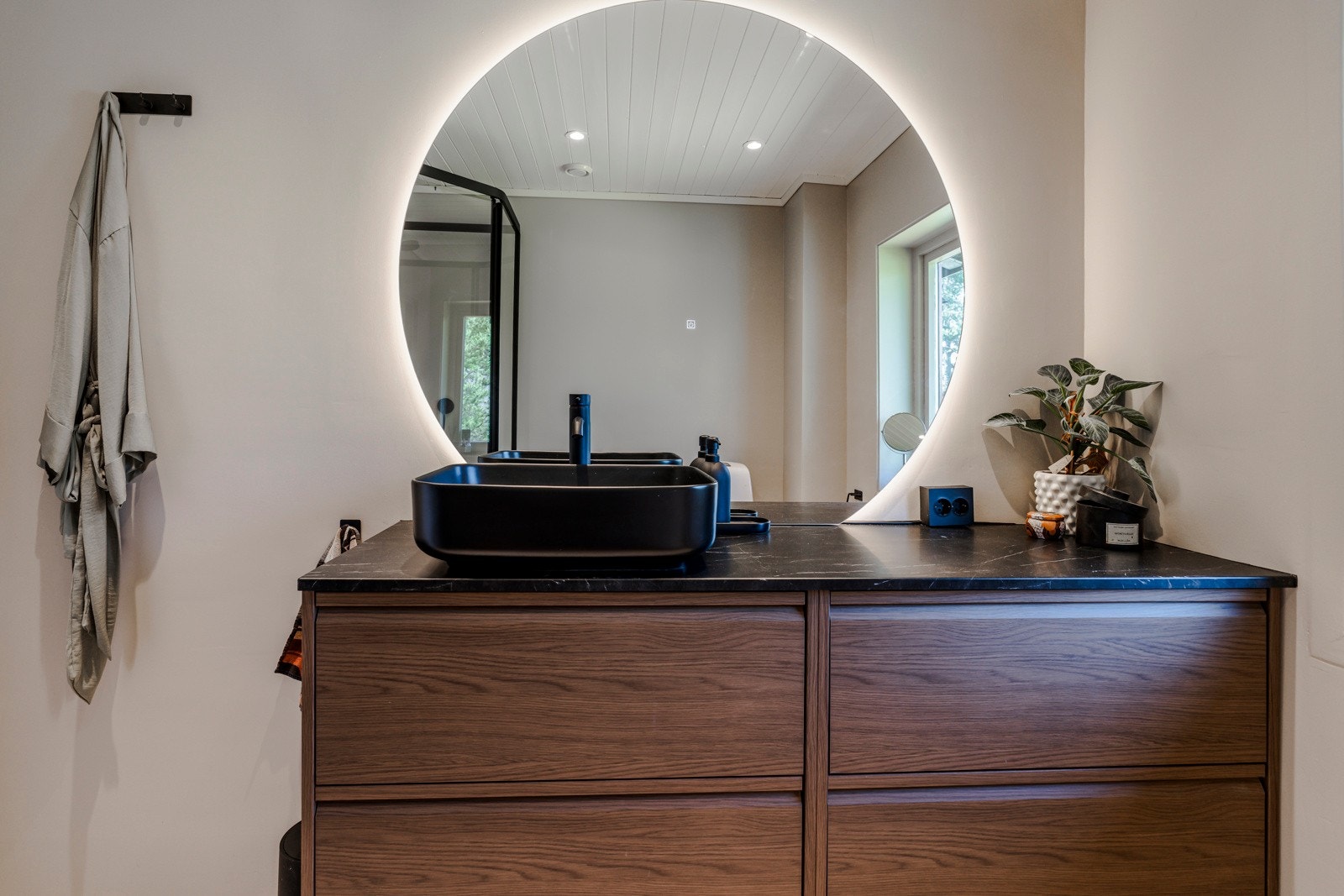 Rommet har malt panelhimling med innfelte spotter som gir godt og behagelig lys. Galleribilde