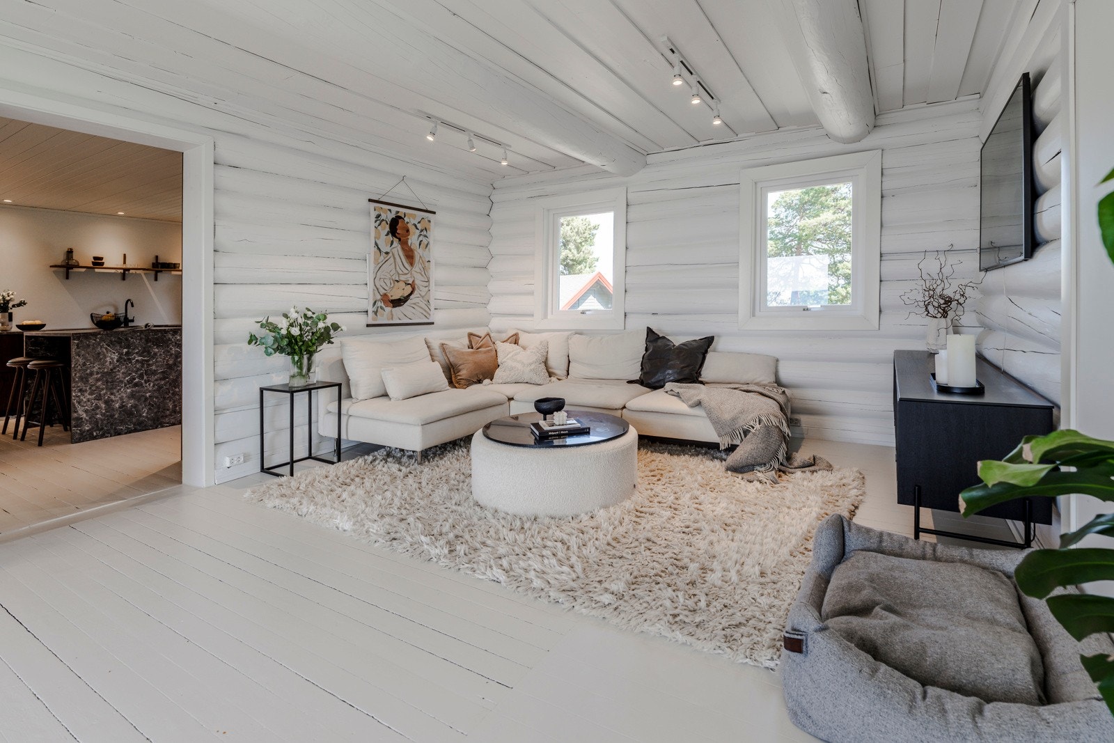 De originale tømmerveggene og gulvet gir stuen en lun og autentisk karakter som skaper en helt spesiell atmosfære. Galleribilde