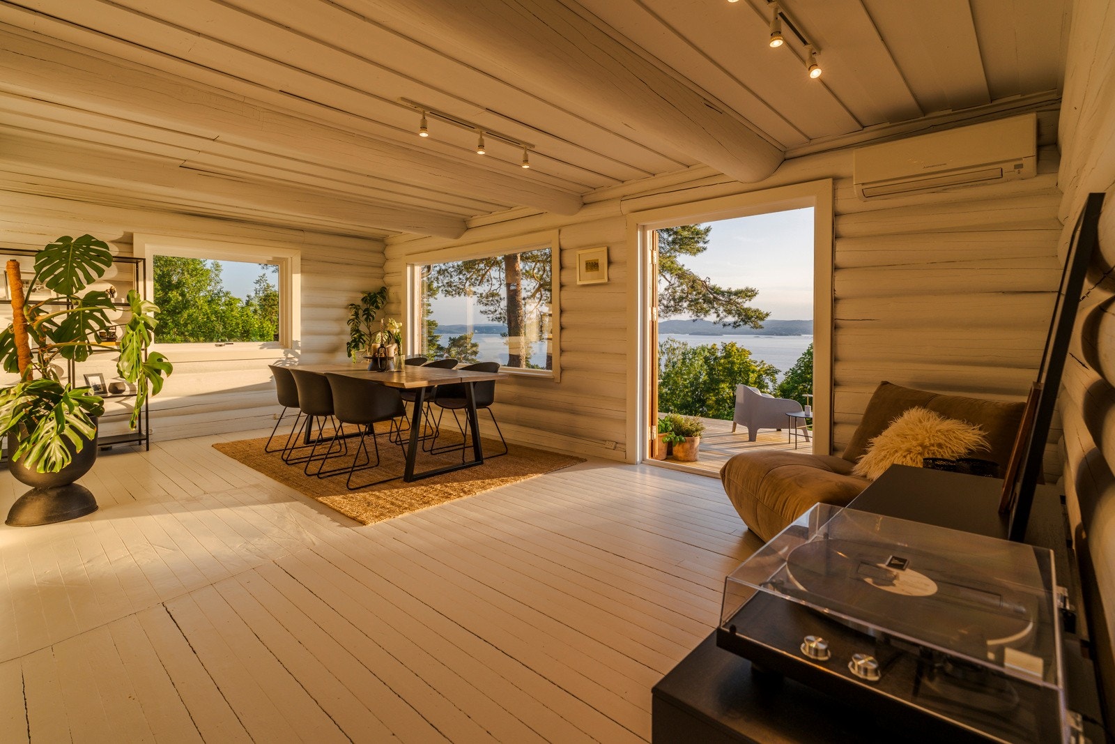 Romslig terrasse på xx kvm - Solnedgangene fra boligen er magiske og noe man virkelig vil sette pris på med hjemmet. Galleribilde