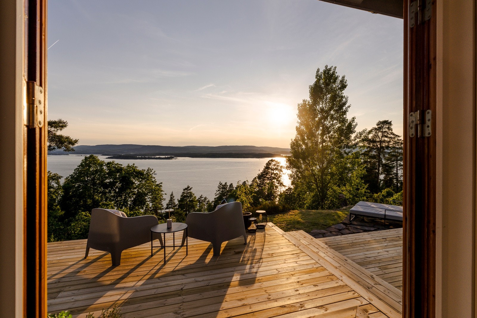De doble balkongdørene åpner hjemmet opp mot naturen utenfor. Galleribilde
