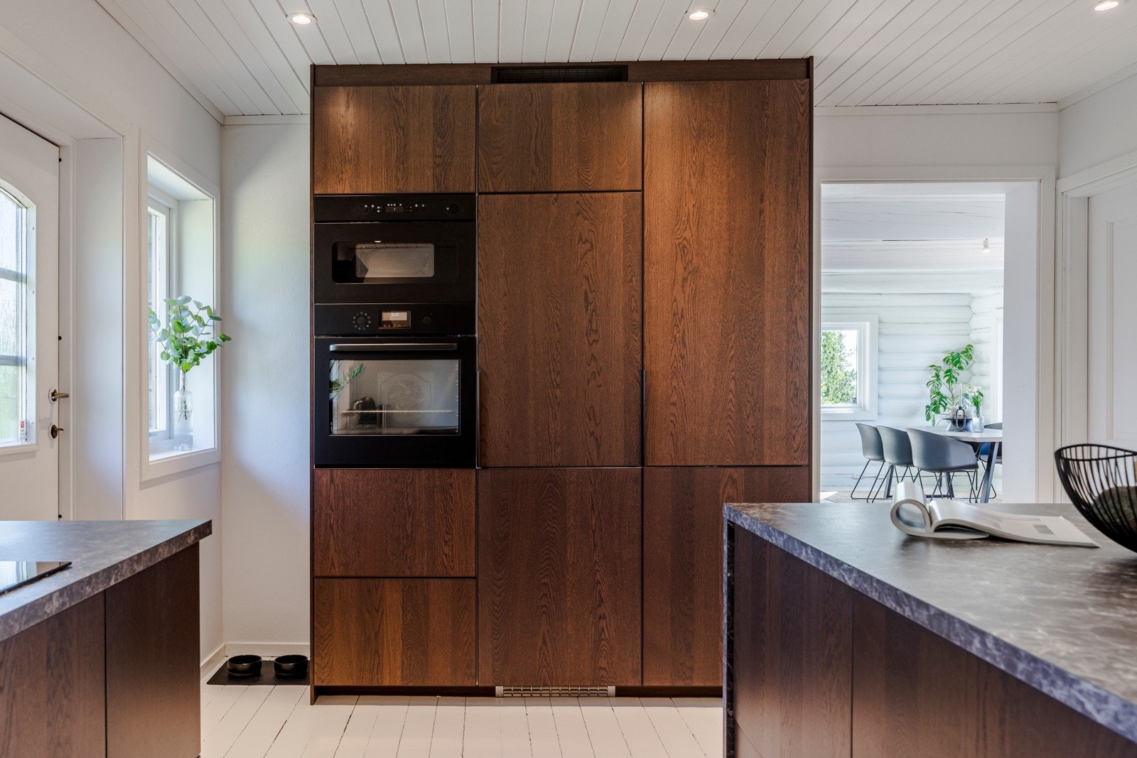 Innredningen har et stilrent uttrykk med glatte fronter og slitesterk laminat benkeplate - rikelig med skap- og benkeplass. Galleribilde