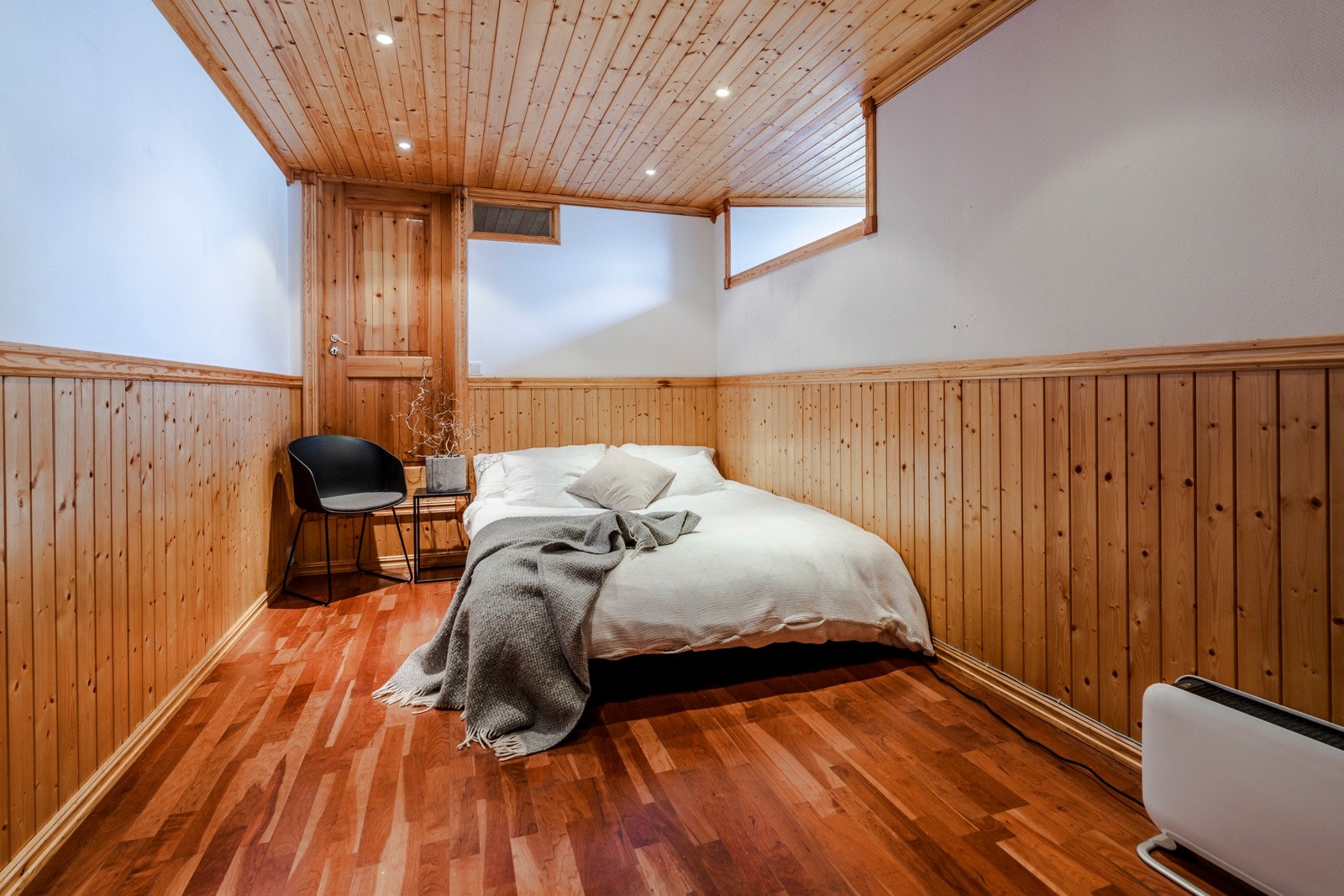 Det ene rommet er i dag innredet som et soverom, men tilfredsstiller ikke kravene til dette. Galleribilde