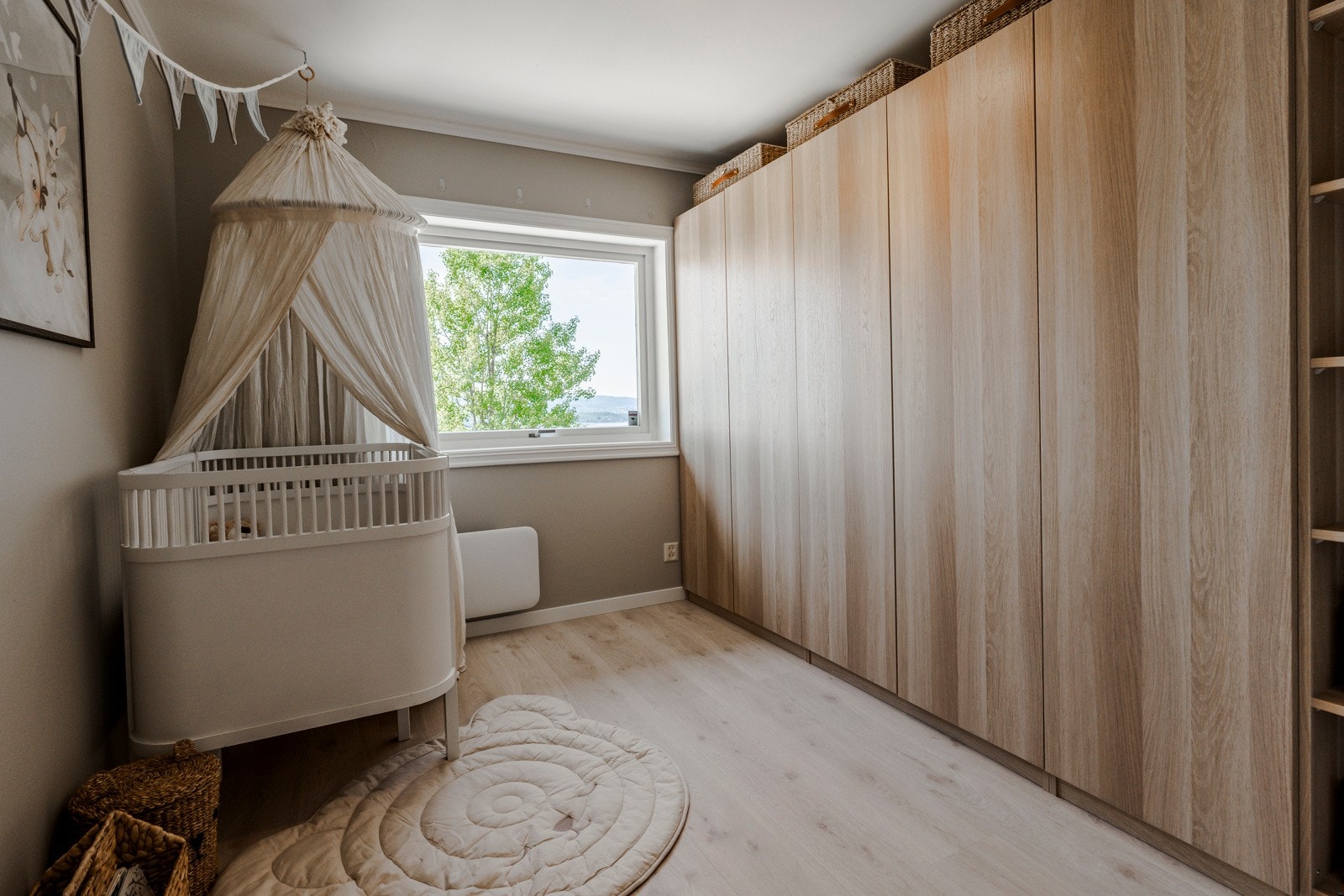 Godt med garderobeplass for oppbevaring av klær - følger med på kjøpet! Galleribilde