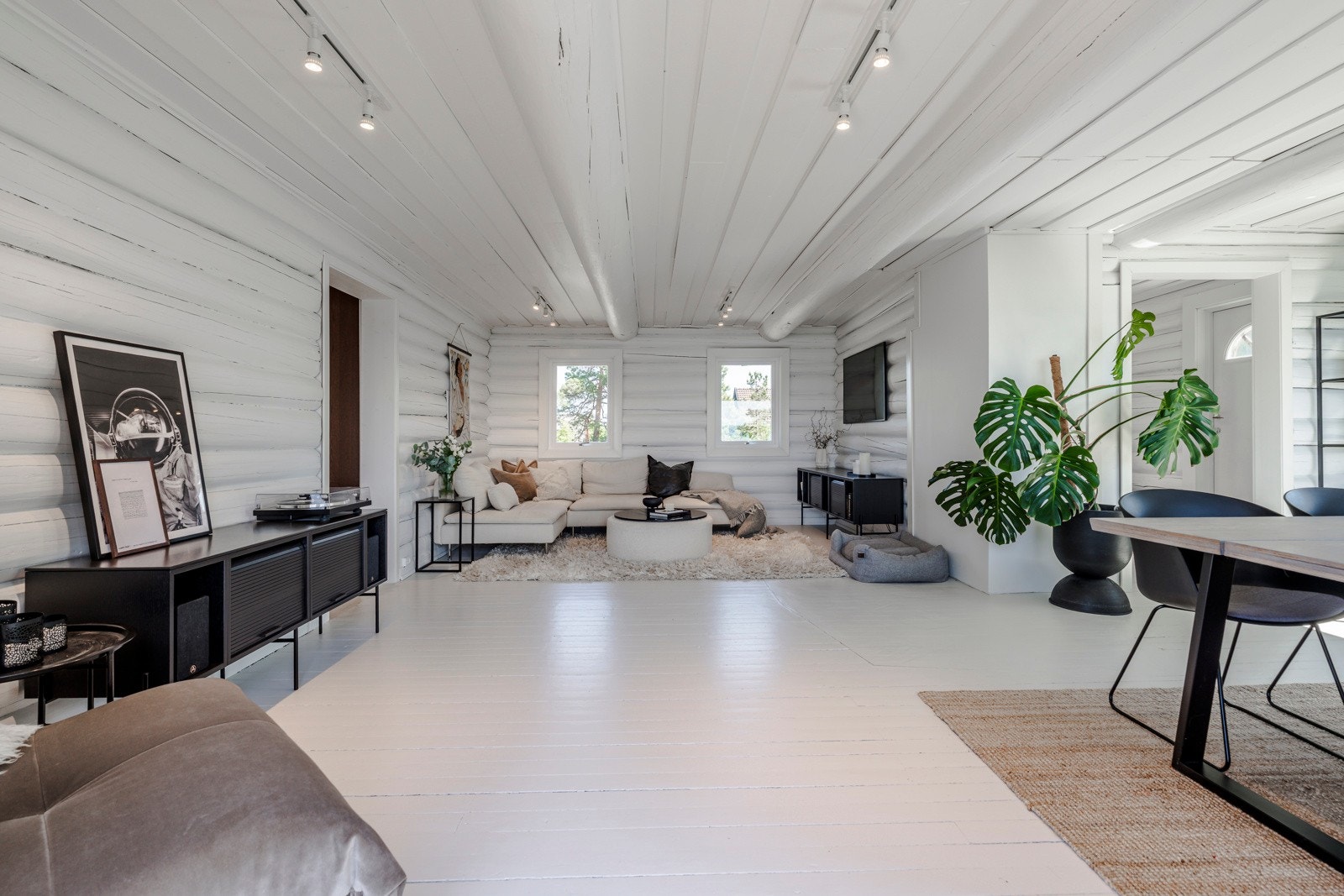 Her møter funksjonell planløsning tidløs sjarm, med god plass til både sofagruppe og spiseplass - uten at det føles overmøblert. Galleribilde