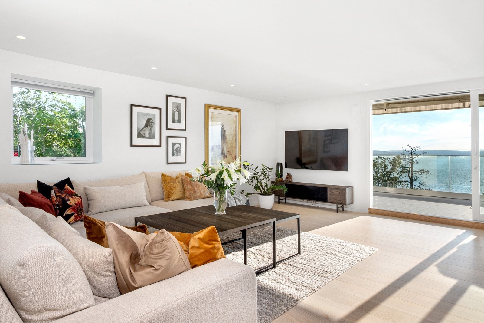 Store vinduer slipper inn naturlig lys og den flotte utsikten, i tillegg får du sidevinduer mot syd. Galleribilde