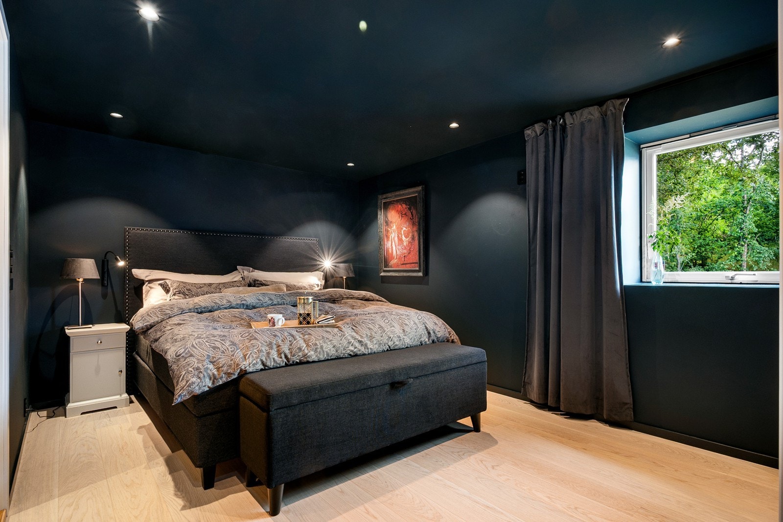 Hovedsoverommet er innbydende, malt i en behagelig farge. Her er det plass til dobbeltseng, nattbord på hver sin side og det er montert garderobeløsning. Galleribilde