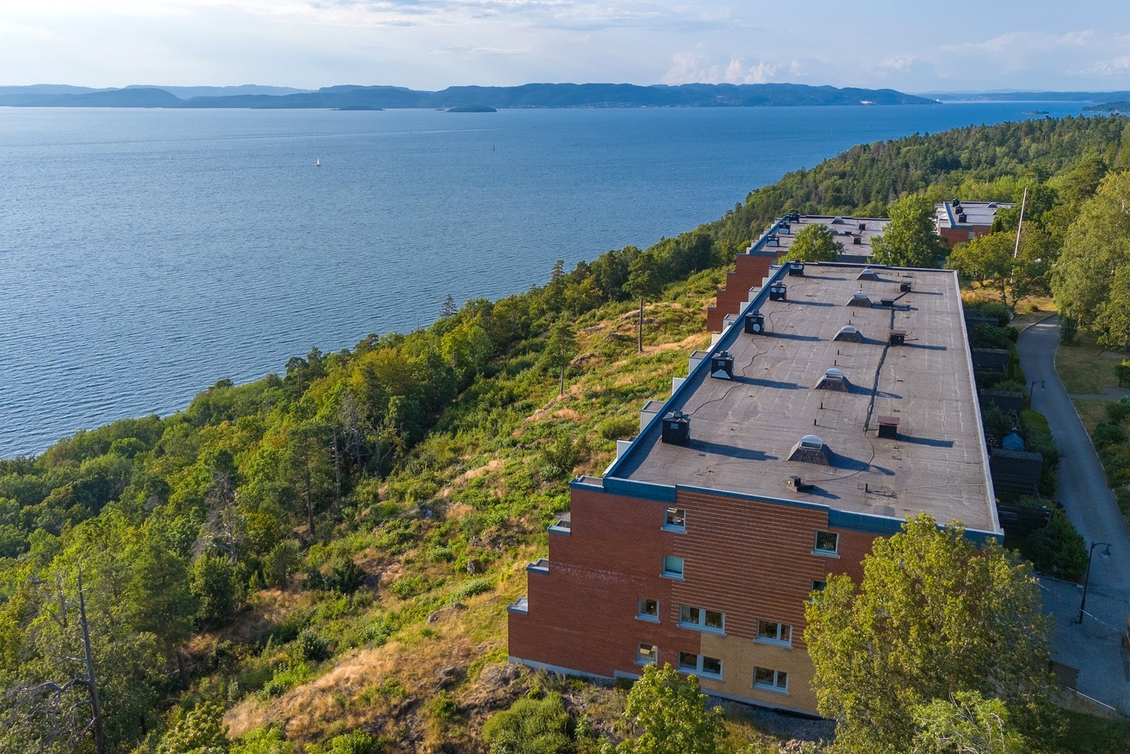 Området ligger litt utenfor bykjernen og er ideelt for alle aldre som vil bo i et fredelig område, men fortsatt ønsker nærhet til byens fasiliteter. Galleribilde