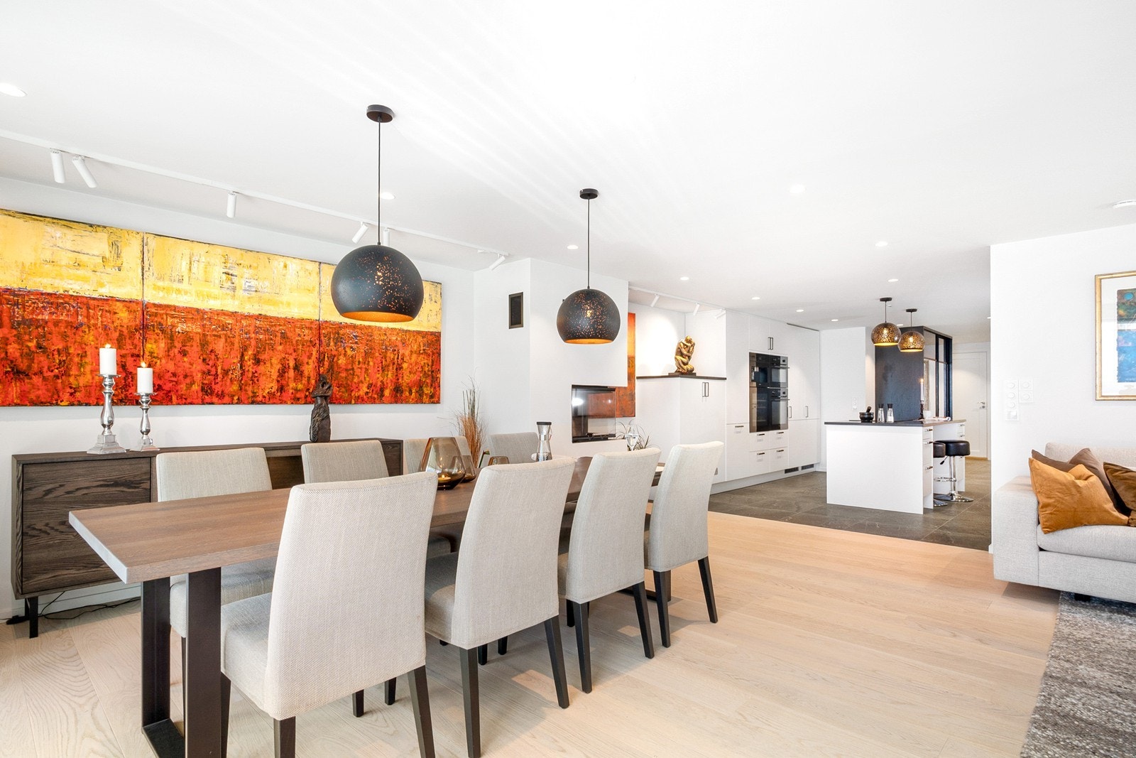 Spisestuen er plassert tilknyttet kjøkkenet, med plass til et stort bord og skjenk. Galleribilde