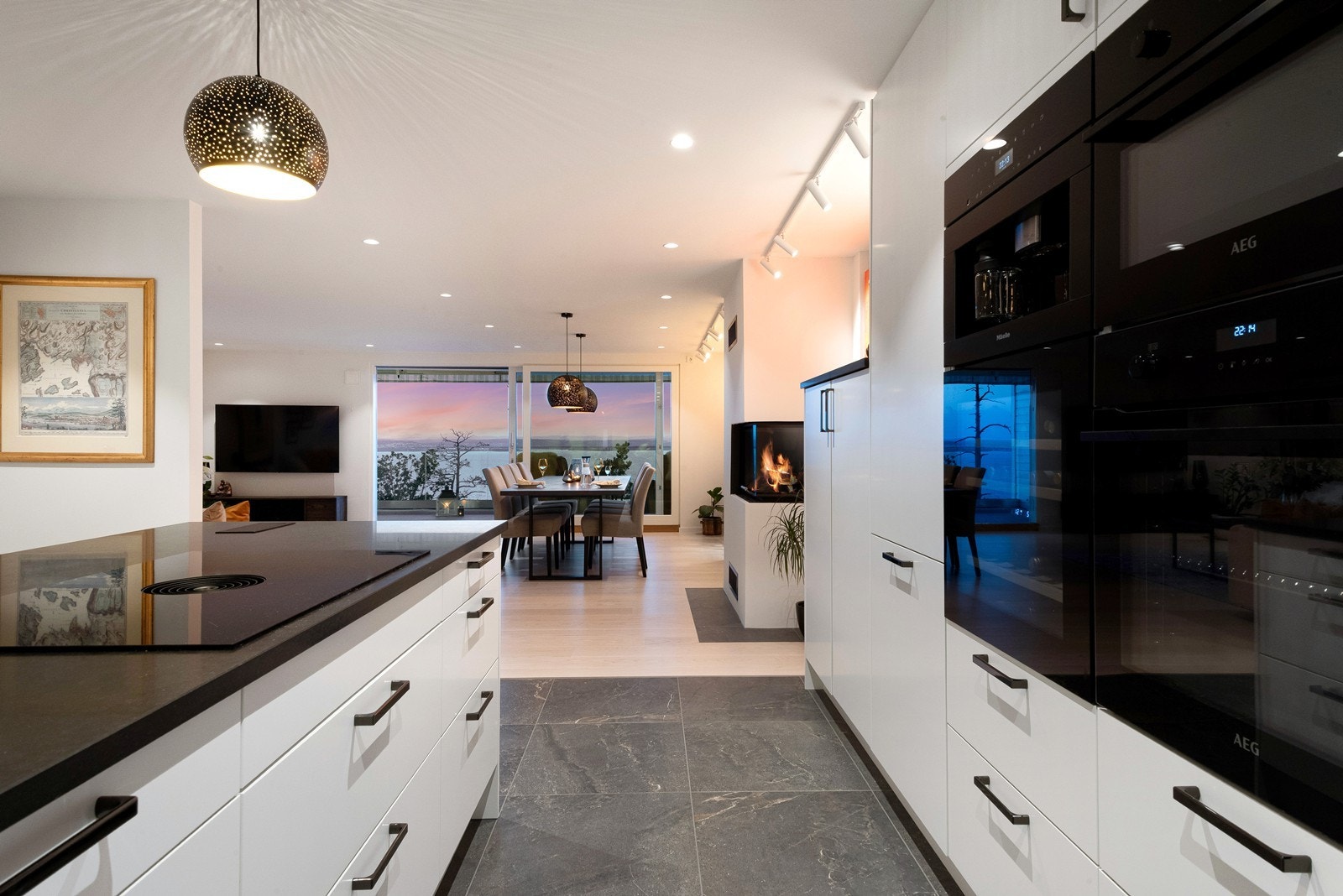 Kjøkkeninnredningen har godt med oppbevaring i over- og underskap, i tillegg til kjøkkenøy. Galleribilde