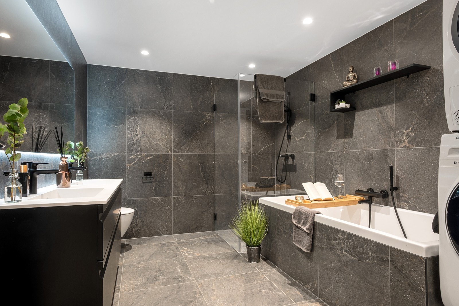 Hovedsoverommet har eksklusiv tilgang til en suite bad. Innredningen består av dobbel servantseksjon med skuffeinnredning, vegghengt toalett, stort speil, innfliset badekar og dusjhjørne. Galleribilde