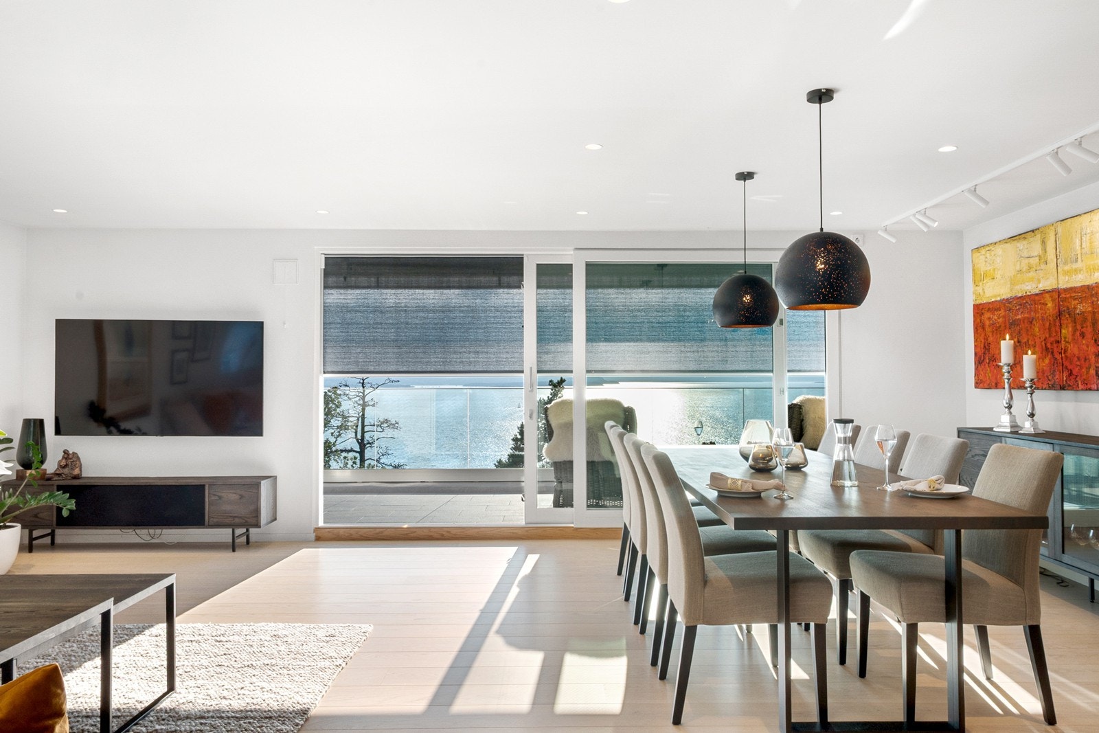 Utvendig screens er montert for effektiv solskjerming. Galleribilde