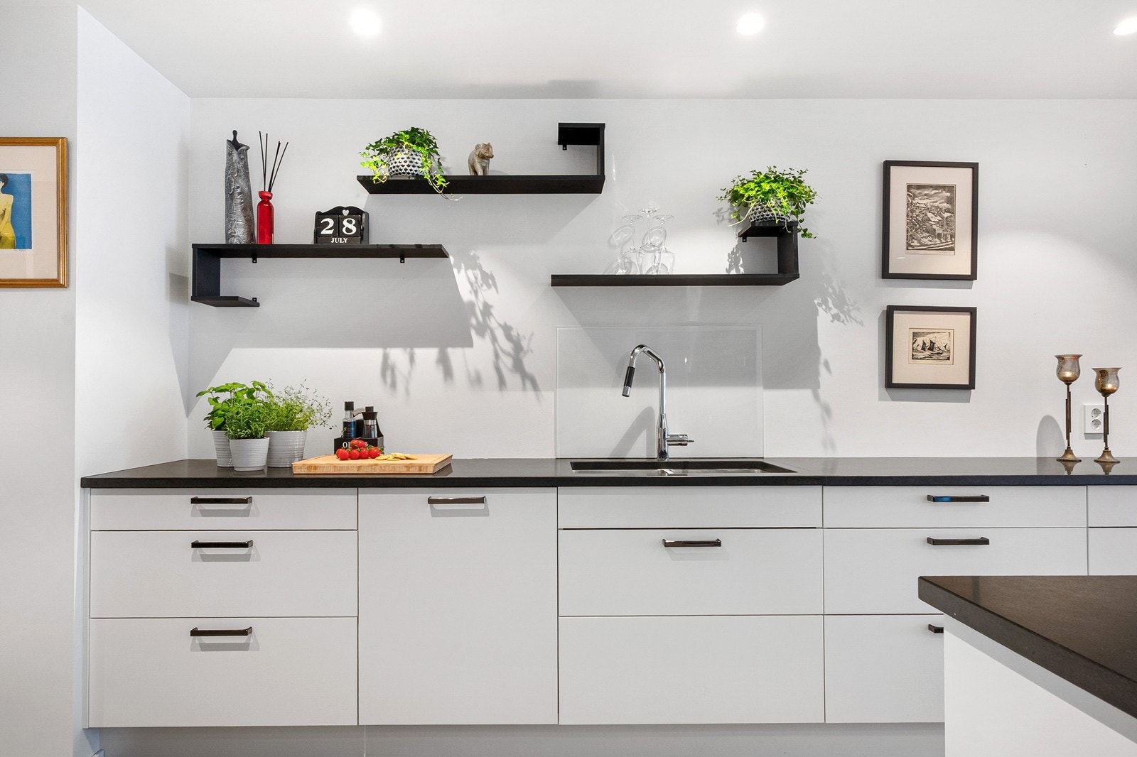 Frontene er lyse og det er god arbeidsflate på granitt benkeplate med nedfelt kum. Galleribilde