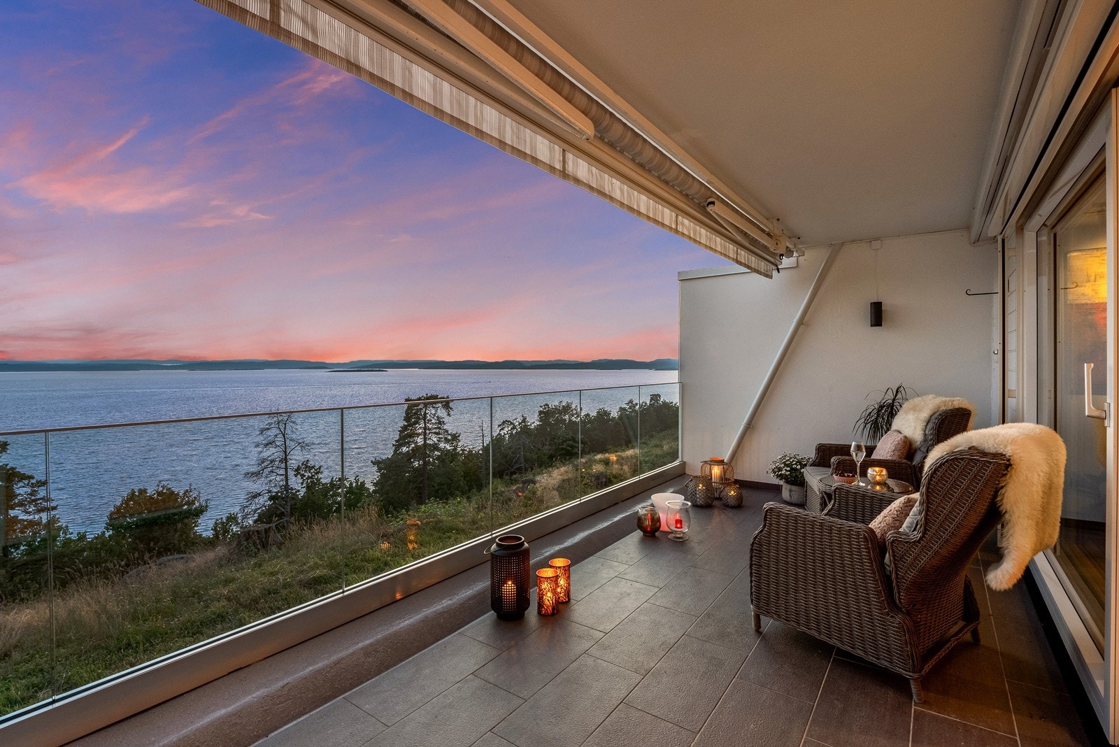 Vestvendt balkong på 16 kvm - ta enkelt med morgenkaffen, lunsj eller middag ut. Balkongen har plass til både lounge- og spisemøblement, med uforstyrrede solforhold og fantastisk fjordutsikt. Galleribilde