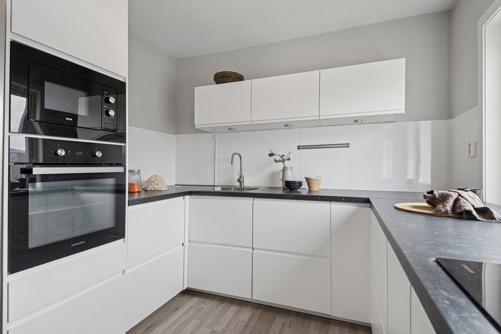 Innredningen byr på rikelig med lagringsplass gjennom et generøst antall skap og skuffer, og er utstyrt med integrert komfyr, koketopp, oppvaskmaskin og mikrobølgeovn. Galleribilde