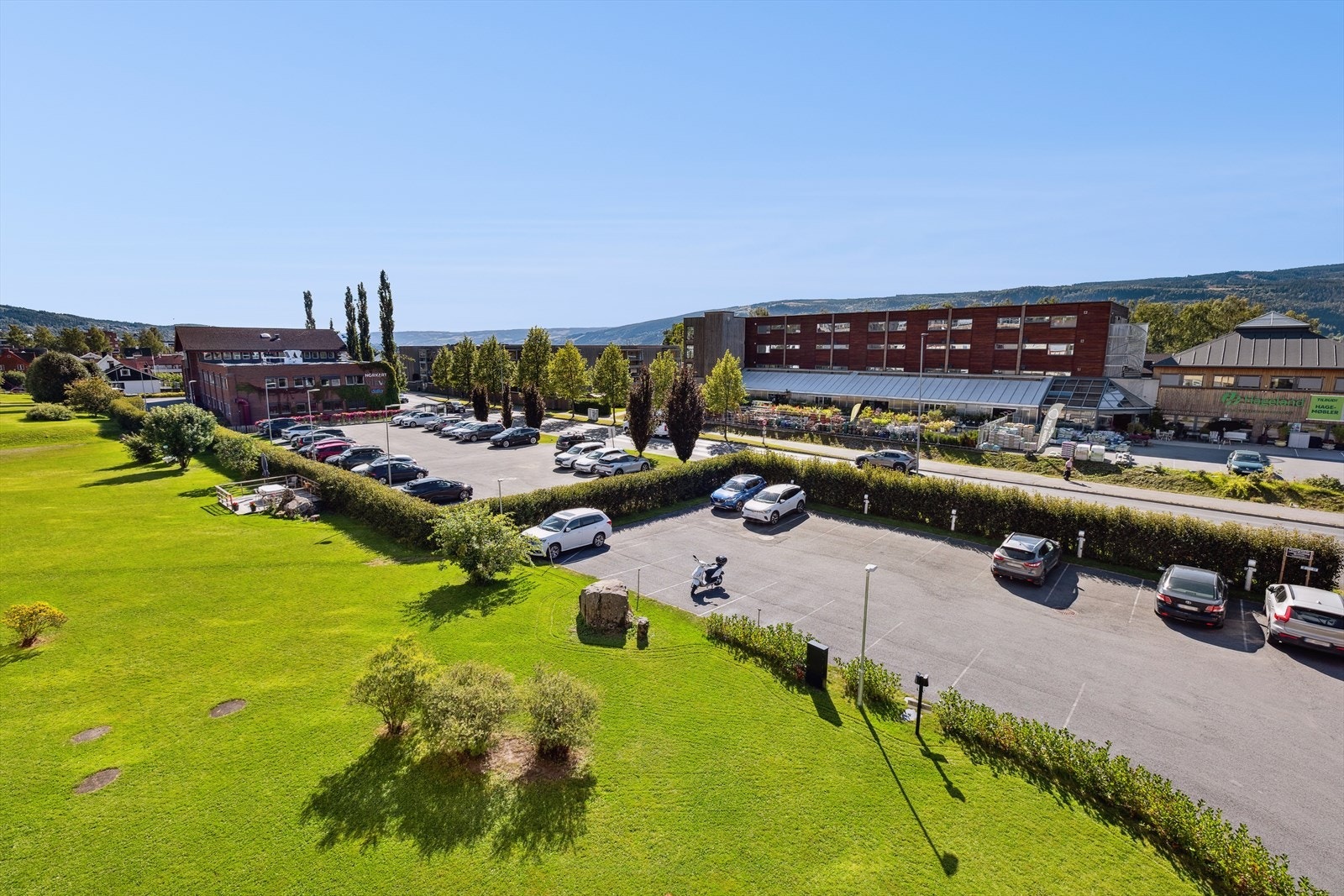 Utsyn fra balkongen til fellesareal. Galleribilde