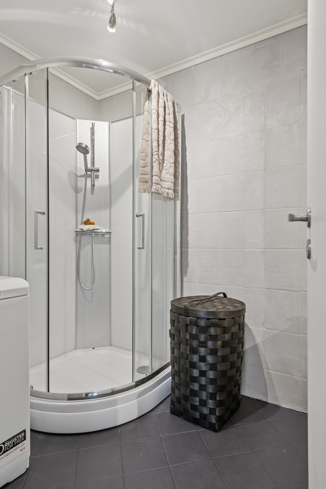 Videre inneholder badet et dusjkabinett og opplegg for vaskemaskin. Galleribilde