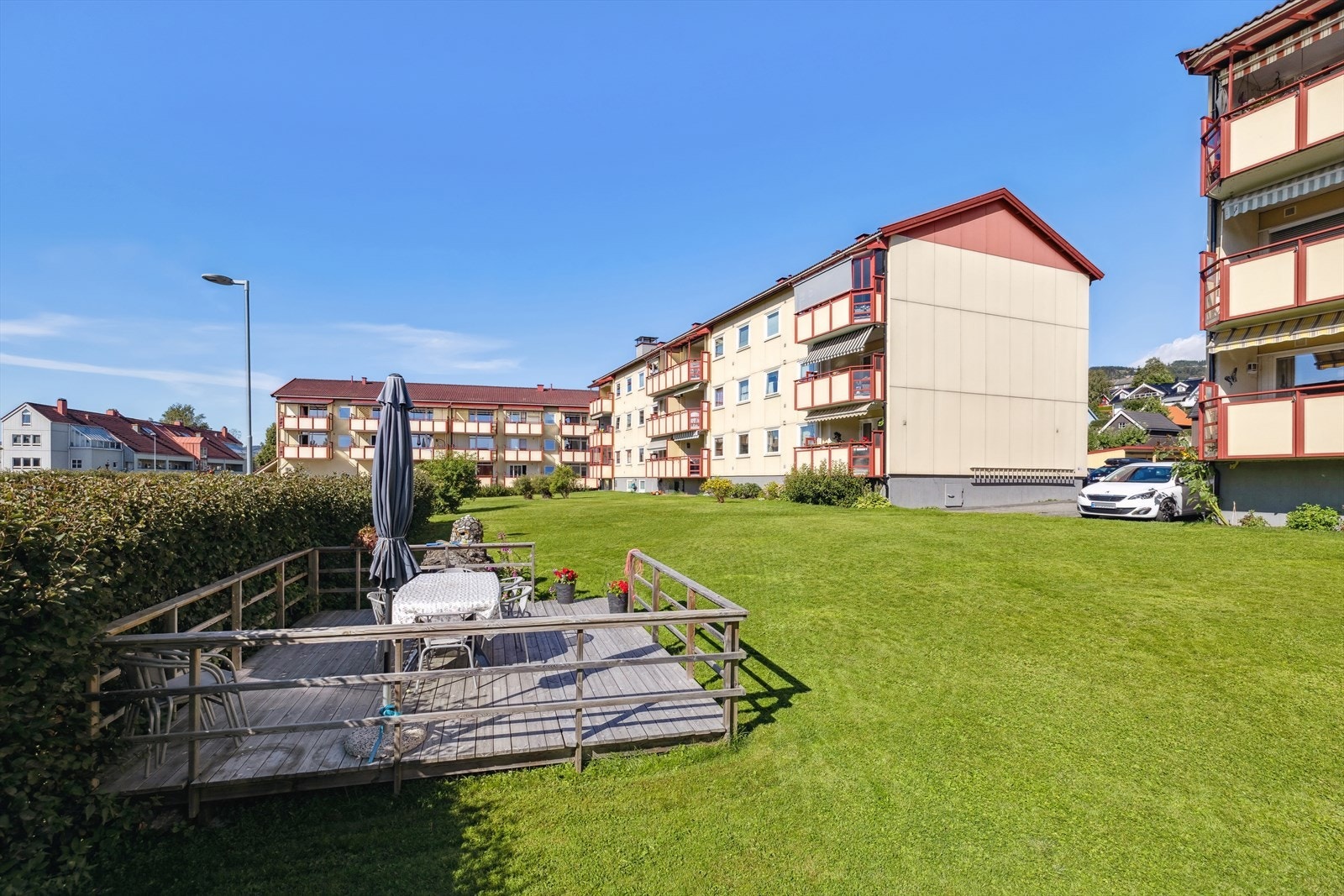 Tomten er delvis opparbeidet med plen og beplantning, med sosiale soner. Galleribilde