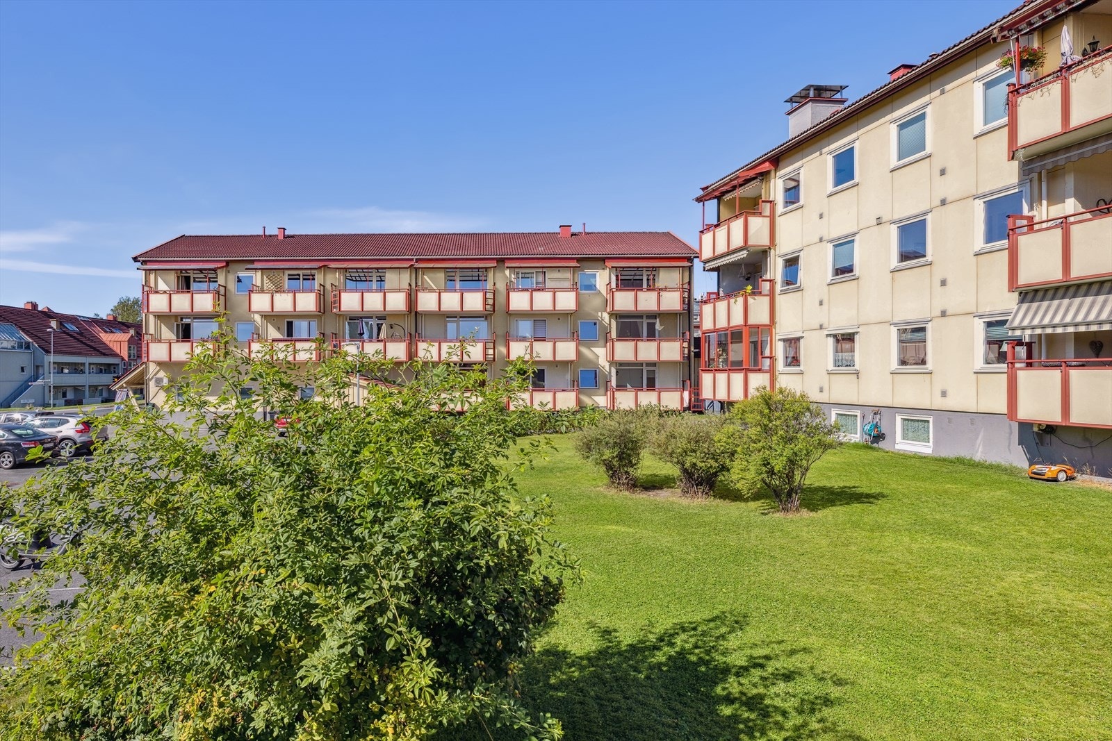 Borettslaget ligger med umiddelbar nærhet til dagligvarebutikker og Rosenlund senter. Det er også kort gangavstand til sentrum. Galleribilde