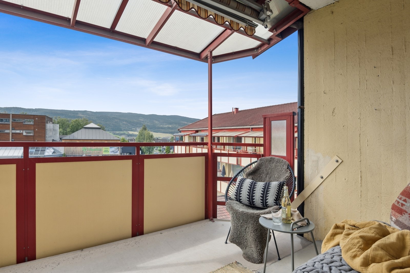 Fra stuen er det utgang til en vestvendt, overbygget balkong på 8 kvm. Galleribilde