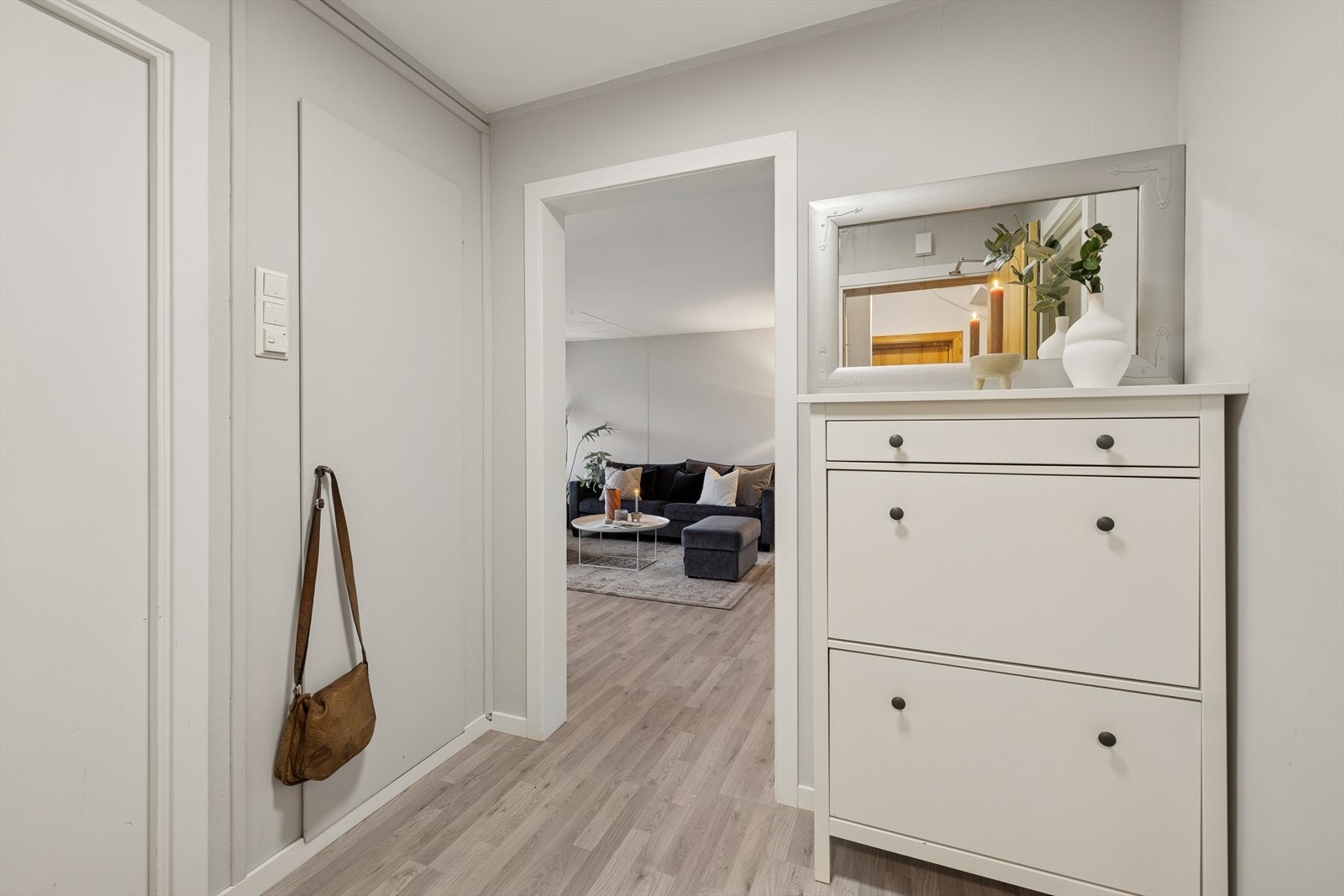 Innenfor døren møtes du av en romslig entré med lyse vegger og pent laminatgulv. Galleribilde