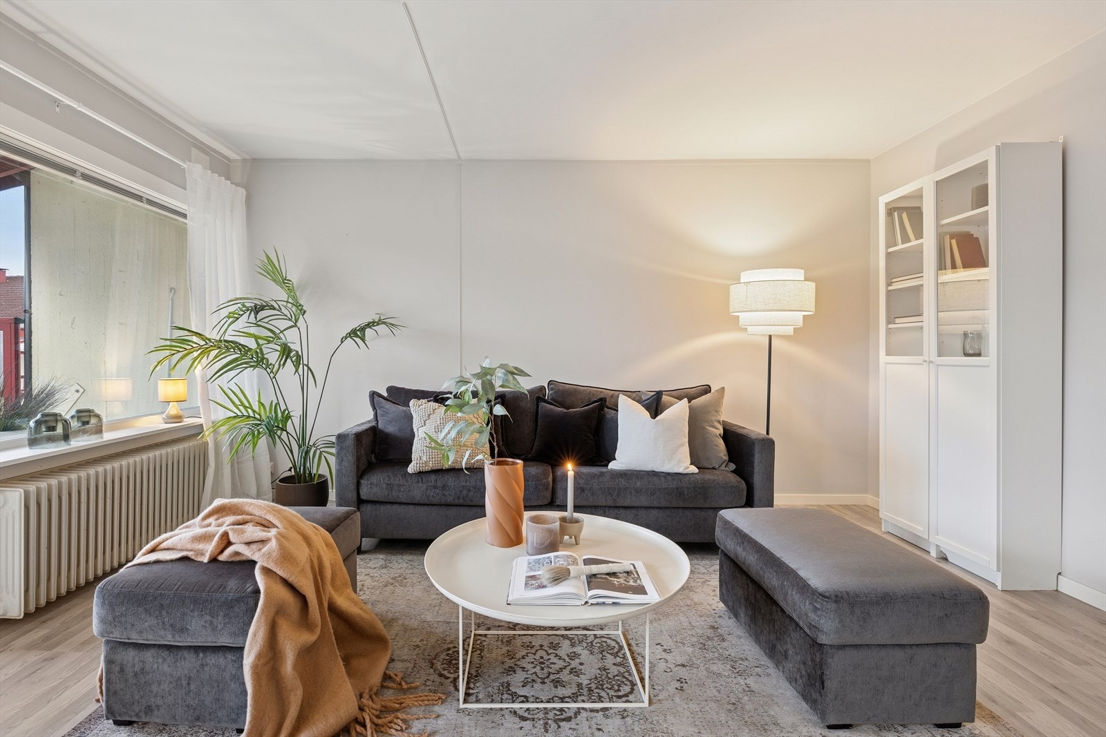 De store vinduene, sammen med terrassedøren, gir rommet rikelig med naturlig lys og skaper en luftig atmosfære. Galleribilde