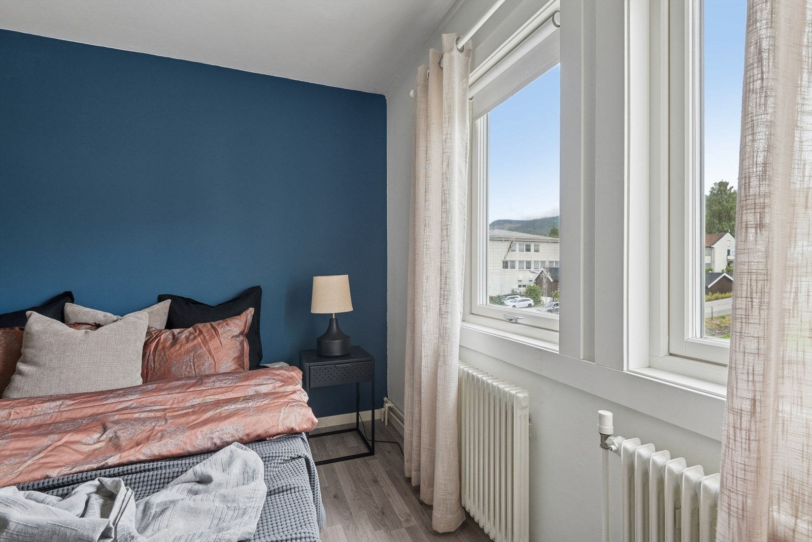 Delikat og romslig soverom. Galleribilde