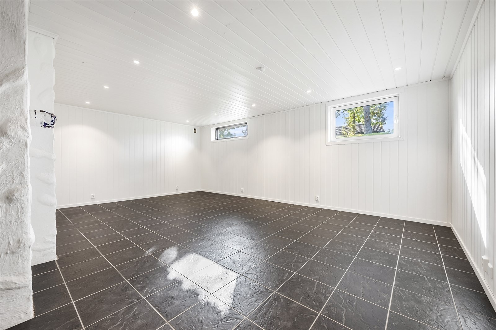 Rommet er romslig og byr på stor møbleringsfrihet - et kjærkomment ekstra rom for barnefamilier. Galleribilde