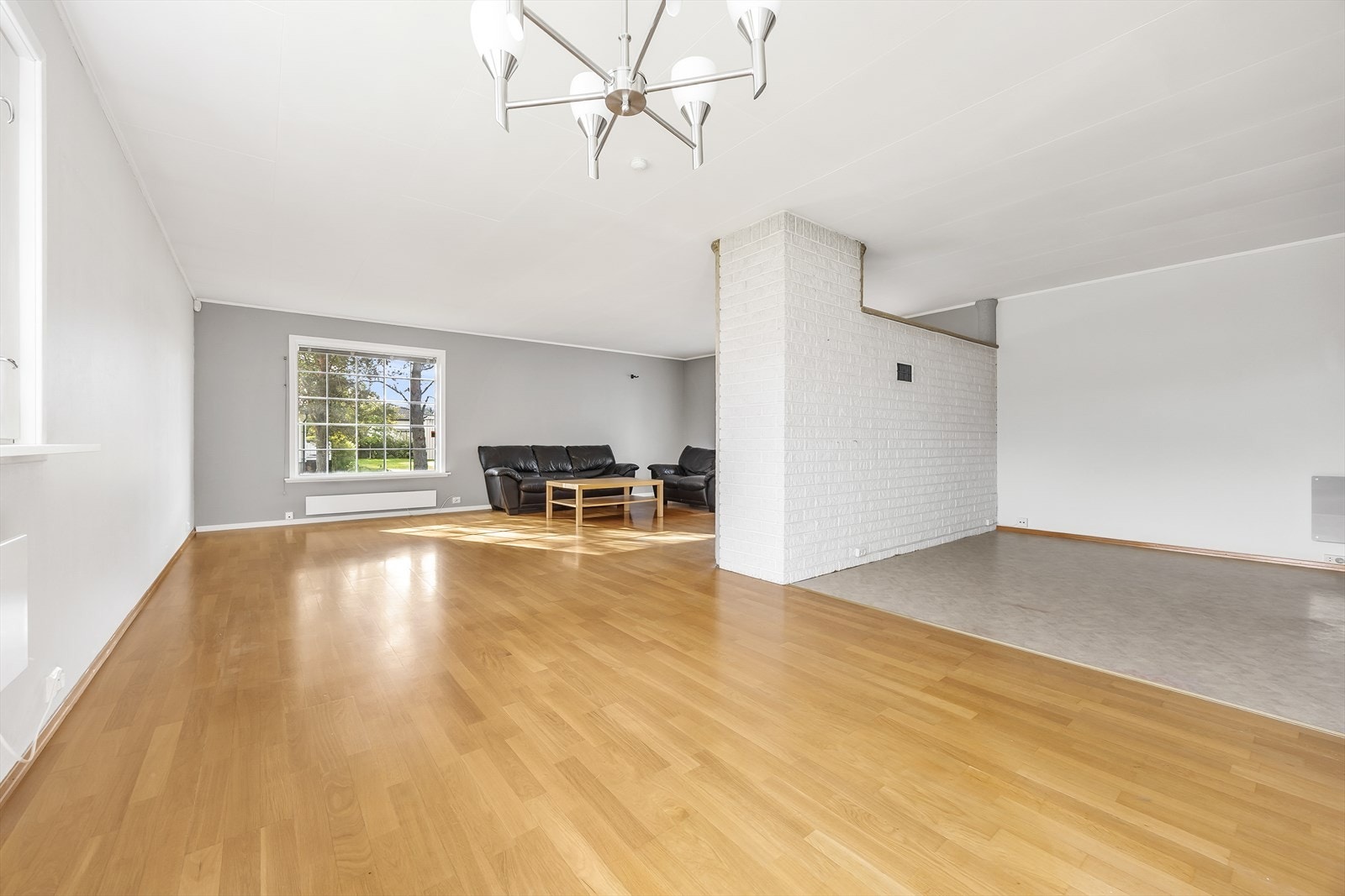 Stuen er vinkelformet og møbleringsvennlig. Galleribilde