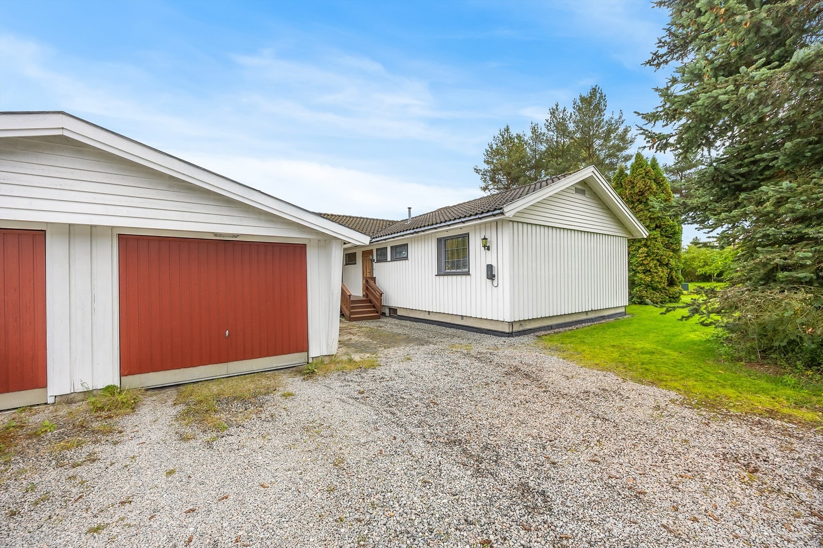 Boligen disponerer halvparten av en frittliggende dobbelgarasje. Ved siden av garasjen er det steinbelagt biloppstillingsplass. Galleribilde