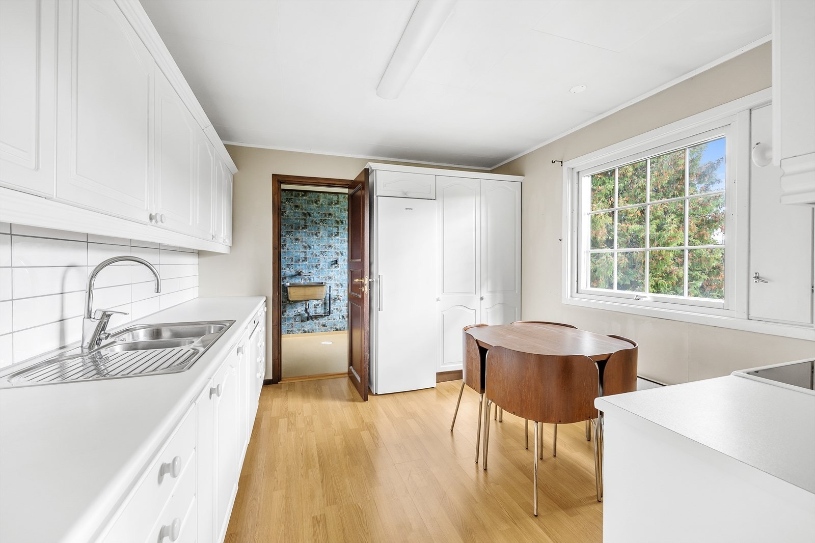 Kjøkkenet ligger i eget rom og har et klassisk og tidløst design. Galleribilde