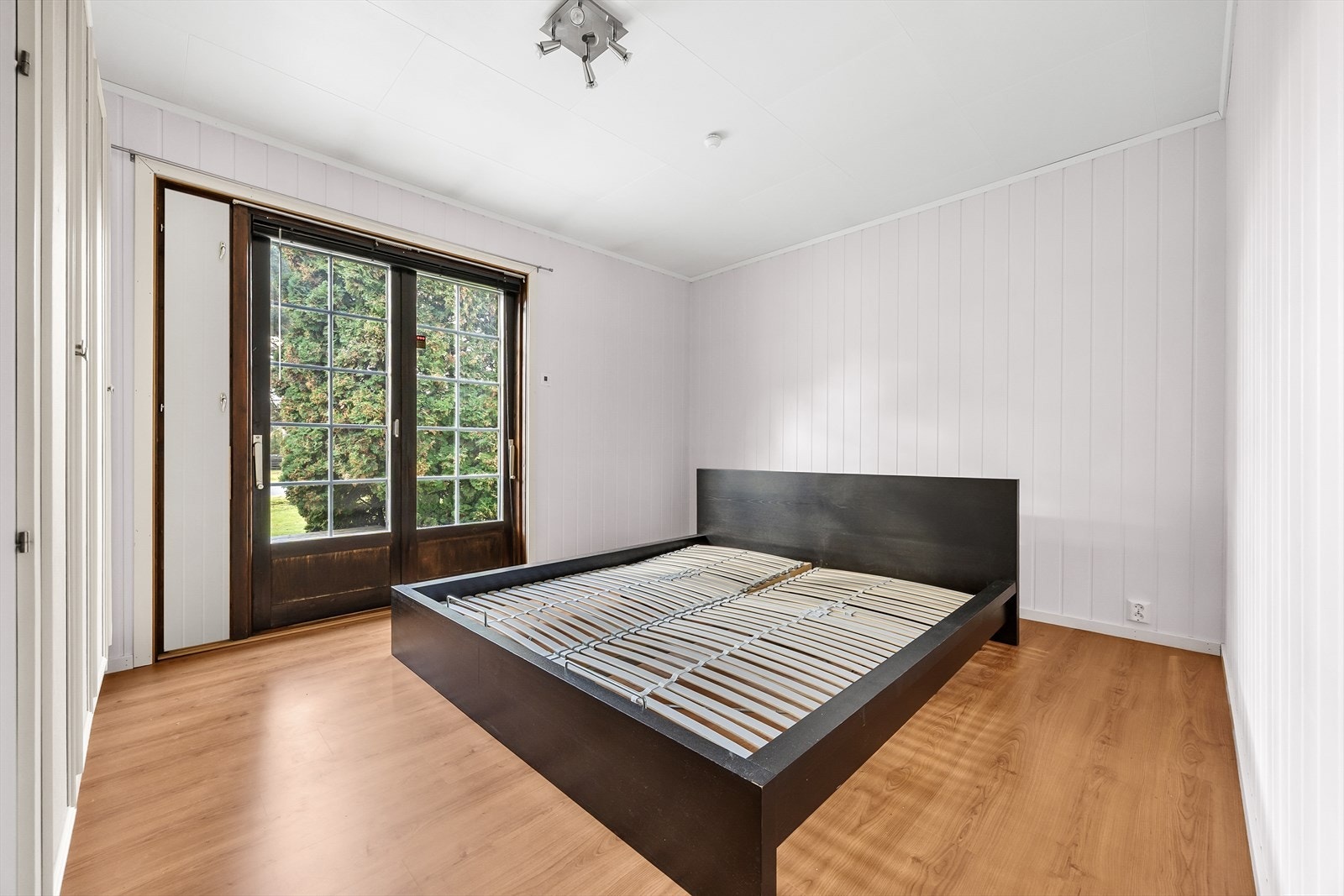 Boligen har fire gode soverom, hvorav tre ligger samlet i egen del i første etasje. Fra hovedsoverommet fører en tofløyet terrassedør ut til den sydvendte terrassen. Galleribilde