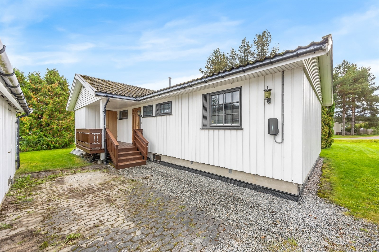En innholdsrik og familievennlig enebolig med kjeller og stor, solrik terrasse. Galleribilde