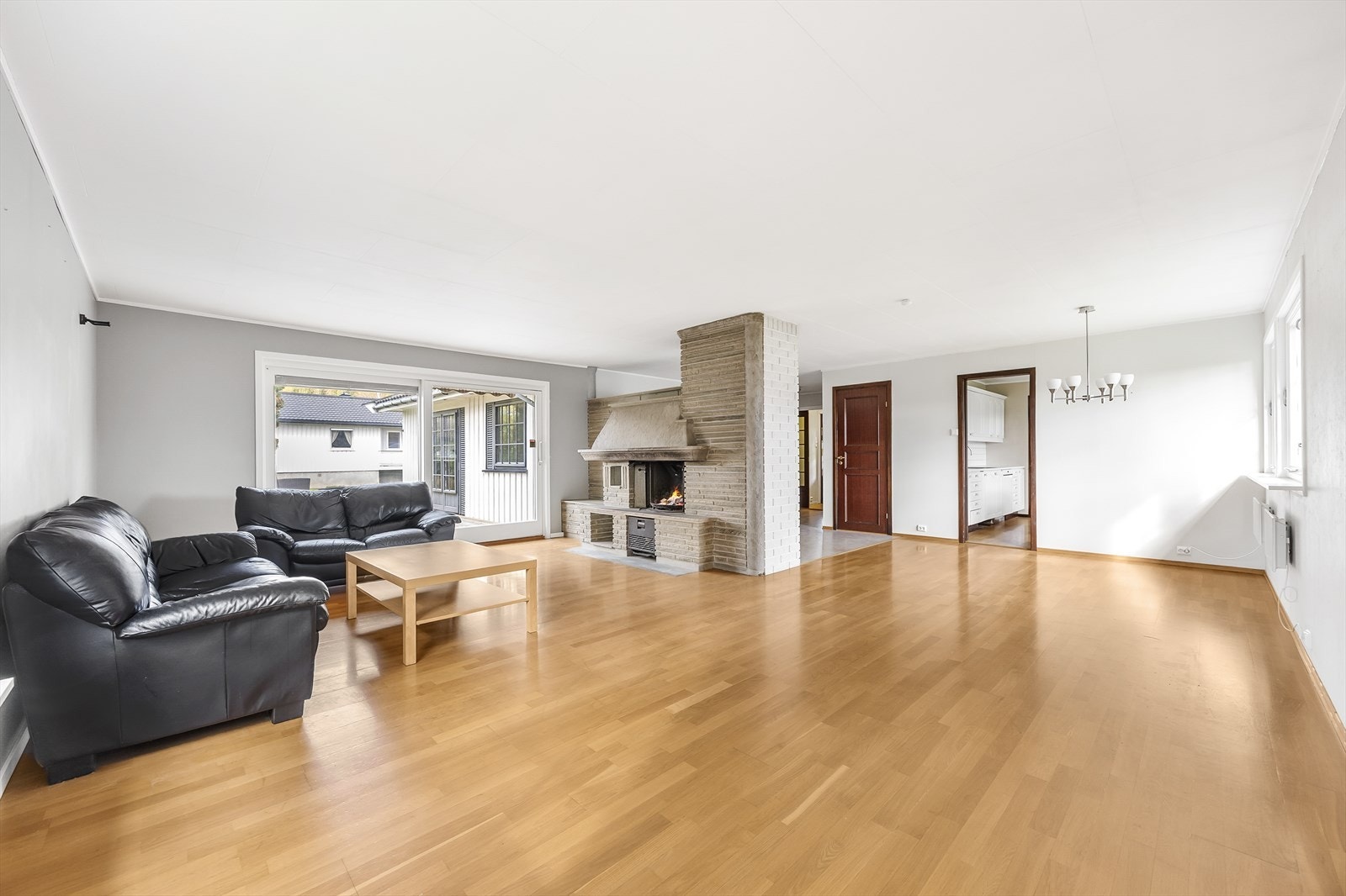 Fra stuen er det utgang til den sydvendte terrassen. Galleribilde