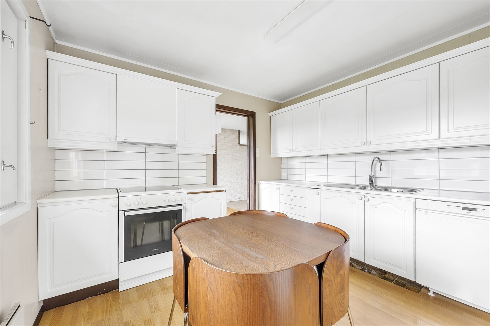 Det er nisje for komfyr og opplegg for oppvaskmaskin. Galleribilde