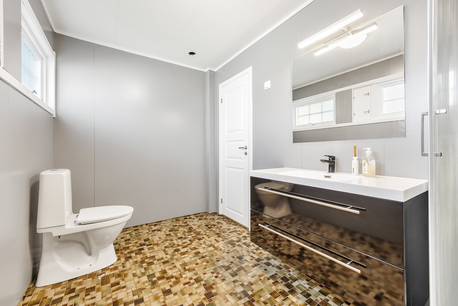 Videre har badet dusjkabinett og gulvmontert toalett. Galleribilde